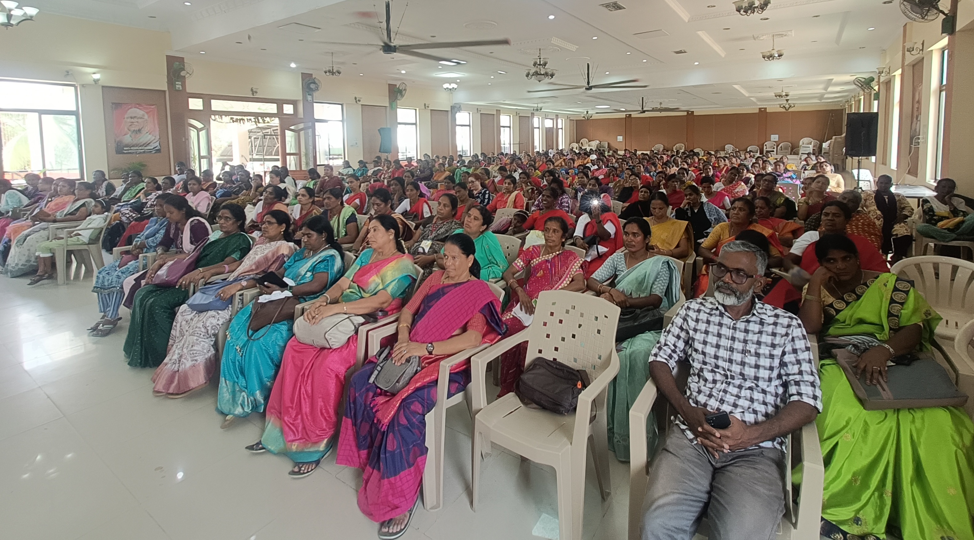 ಮಂಡ್ಯ ನಗರದ ಎಸ್‌.ಬಿ.ಸಮುದಾಯ ಭವನದಲ್ಲಿ ಮುಕ್ತಾಯಗೊಂಡ ದುಡಿಯುವ ಮಹಿಳೆಯರ 9ನೇ ರಾಜ್ಯ ಸಮಾವೇಶದ ಬಹಿರಂಗ ಸಭೆಯಲ್ಲಿ ಭಾಗವಹಿಸಿದ್ದ ಶಿಬಿರಾರ್ಥಿಗಳು