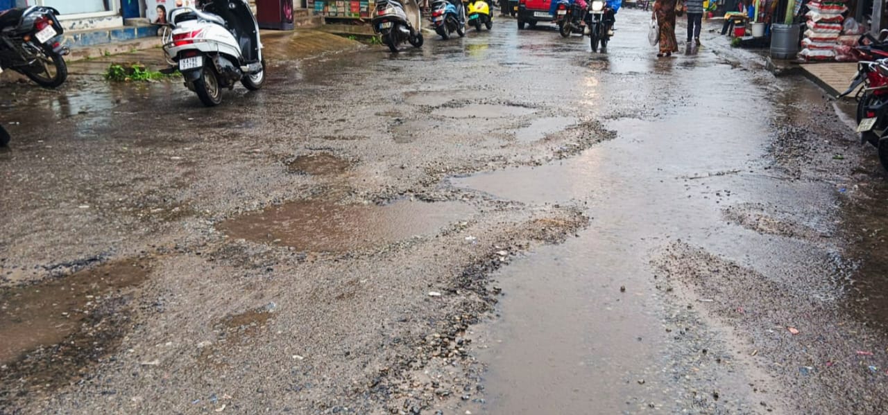ಕೊಪ್ಪದ ಮಾರ್ಕೆಟ್ ರಸ್ತೆ ಗುಂಡಿ ಬಿದ್ದಿರುವುದು