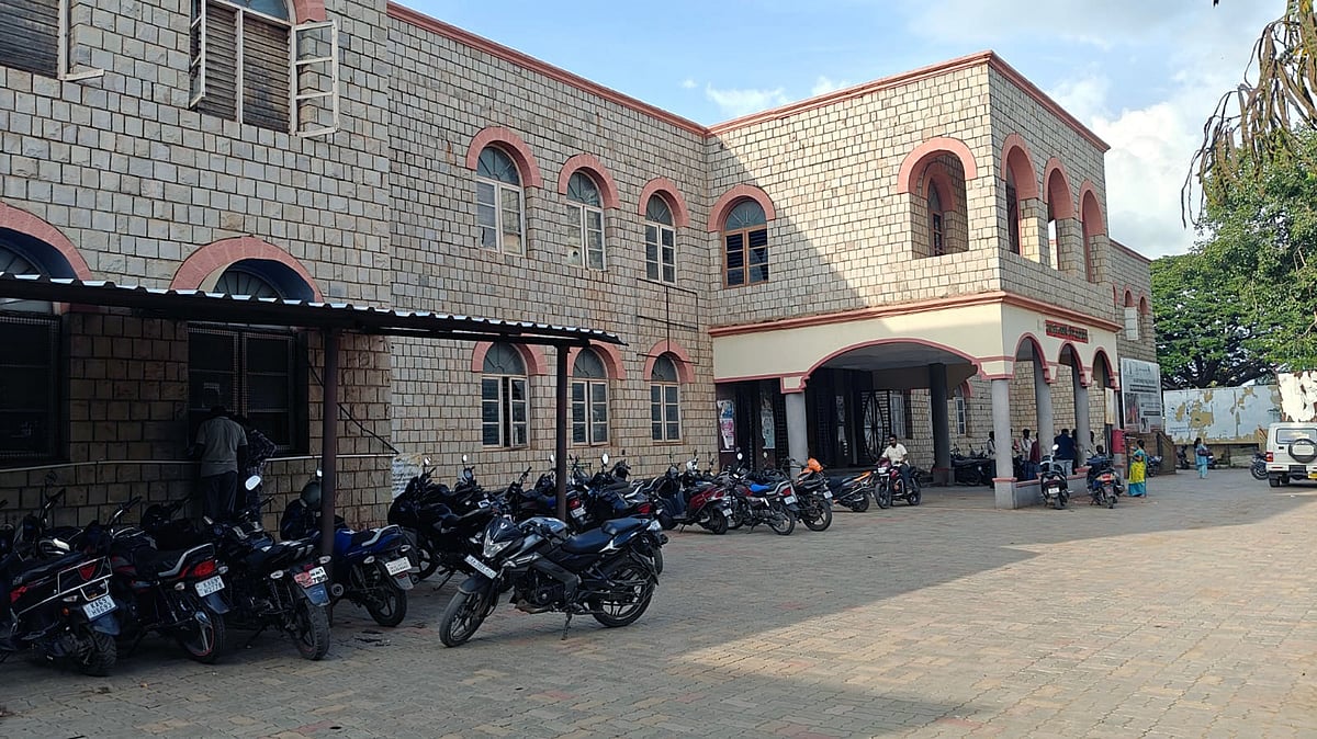 ರಾಮದುರ್ಗ ಮಿನಿ ವಿಧಾನಸೌಧದಲ್ಲಿಲ್ಲ ಮೂತ್ರ ವಿಸರ್ಜನೆಗೆ ವ್ಯವಸ್ಥೆ