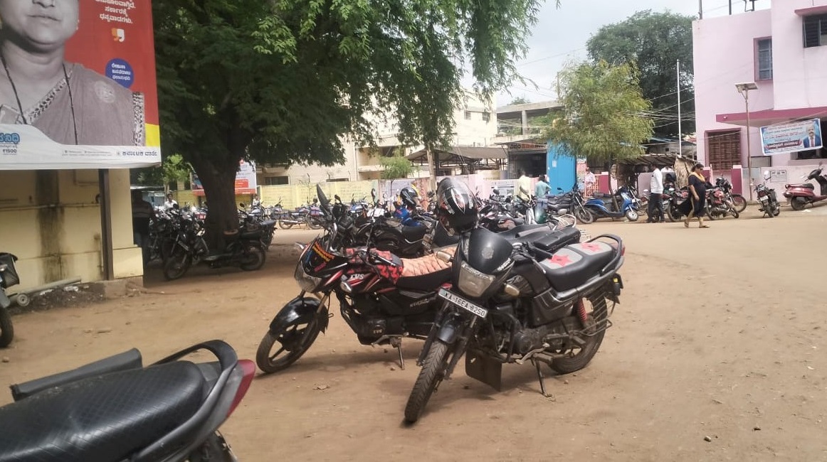 ಹಿರಿಯೂರು ತಾಲ್ಲೂಕು ಕಚೇರಿ ಆವರಣದಲ್ಲಿ ದ್ವಿಚಕ್ರ ವಾಹನ ಅಡ್ಡಾದಿಡ್ಡಿ ನಿಲ್ಲಿಸಿರುವುದು