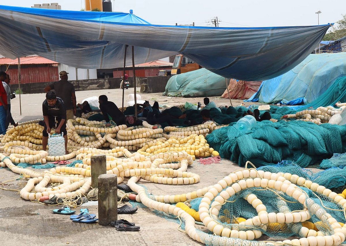 ಕಡಲಿಗಿಳಿಯಲು ಸಜ್ಜಾಗಿವೆ ಯಾಂತ್ರೀಕೃತ ದೋಣಿಗಳು:ಆಳಸಮುದ್ರ ಮೀನುಗಾರಿಕೆಗೆ ದಿನಗಣನೆ