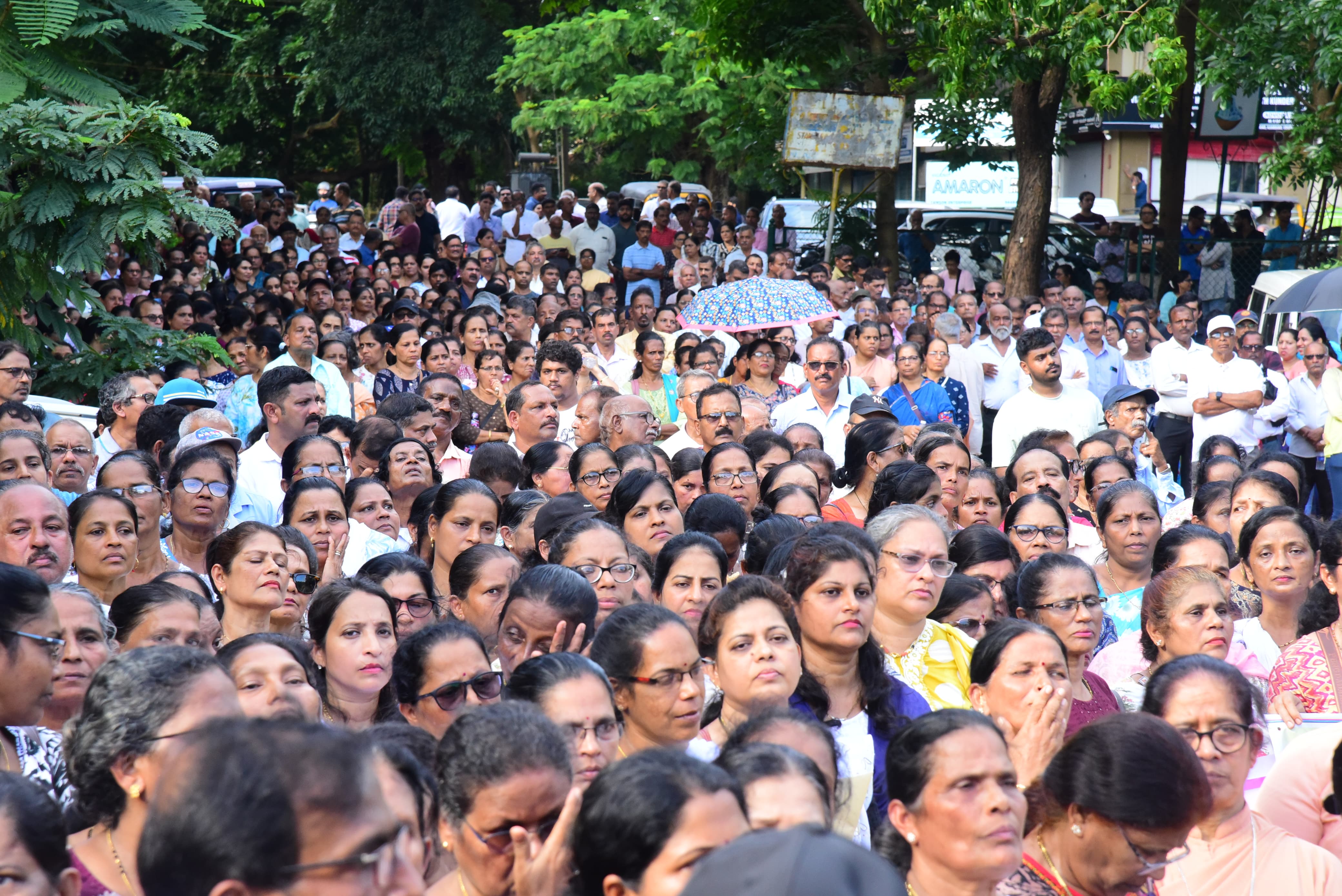 ಪ್ರತಿಭಟನೆಯಲ್ಲಿ ನೂರಾರು ಮಂದಿ ಪಾಲ್ಗೊಂಡಿದ್ದರು