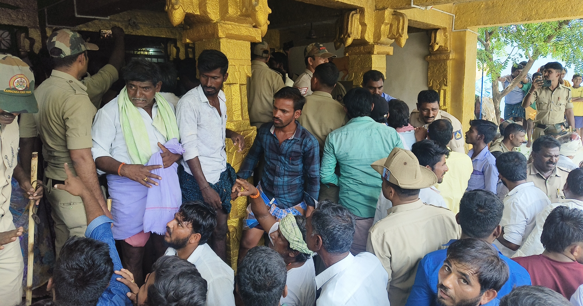 ತೆಕ್ಕಲಕೋಟೆ ಸಮೀಪದ ಗೋಸಬಾಳು ಗ್ರಾಮದ ಮರಿಗುದುರೇಶ್ವರ ದೇವರ ಮನೆ ನಿರ್ಮಾಣ ಹಾಗೂ ಕುದುರೆ ಮೂರ್ತಿ ದೇವರನ್ನು ಸ್ಥಳಾಂತರಕ್ಕೆ ಸಂಬಂಧಿಸಿದಂತೆ ಗ್ರಾಮಸ್ಥರು ದೇವಸ್ಥಾನಕ್ಕೆ ಮುತ್ತಿಗೆ ಹಾಕಿದರು