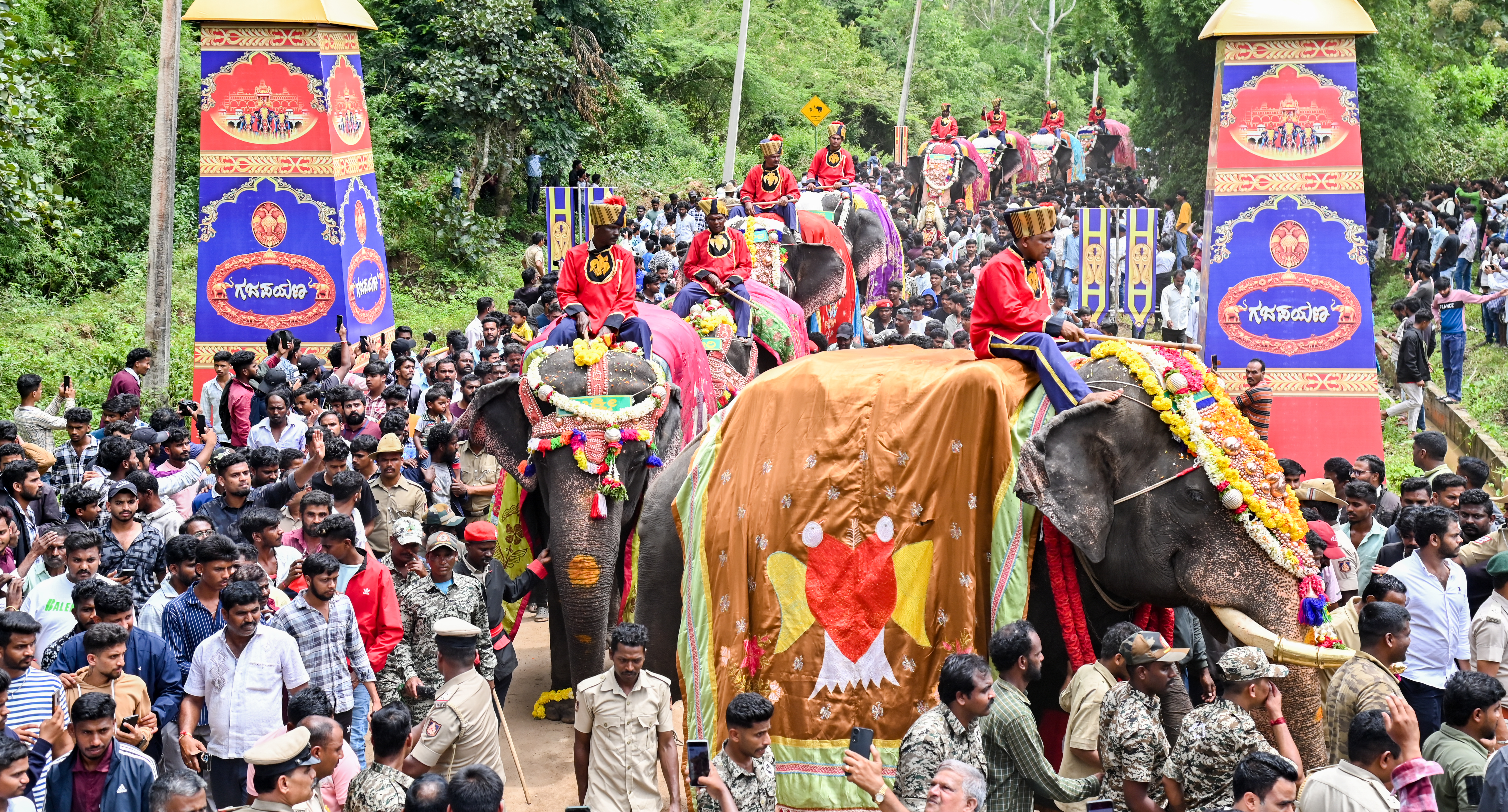 ಮೈಸೂರು ದಸರಾ ಮಹೋತ್ಸವದಲ್ಲಿ ಪಾಲ್ಗೊಳ್ಳುವ ‘ಅಭಿಮನ್ಯು’ ನೇತೃತ್ವದ ಗಜಪಡೆಗೆ ಹುಣಸೂರು ತಾಲ್ಲೂಕಿನ ವೀರನಹೊಸಹಳ್ಳಿಯಲ್ಲಿ ಸೋಮವಾರ ಬೀಳ್ಕೊಡಲಾಯಿತು – ಚಿತ್ರ/ಅನೂಪ್ ರಾಘ.ಟಿ.