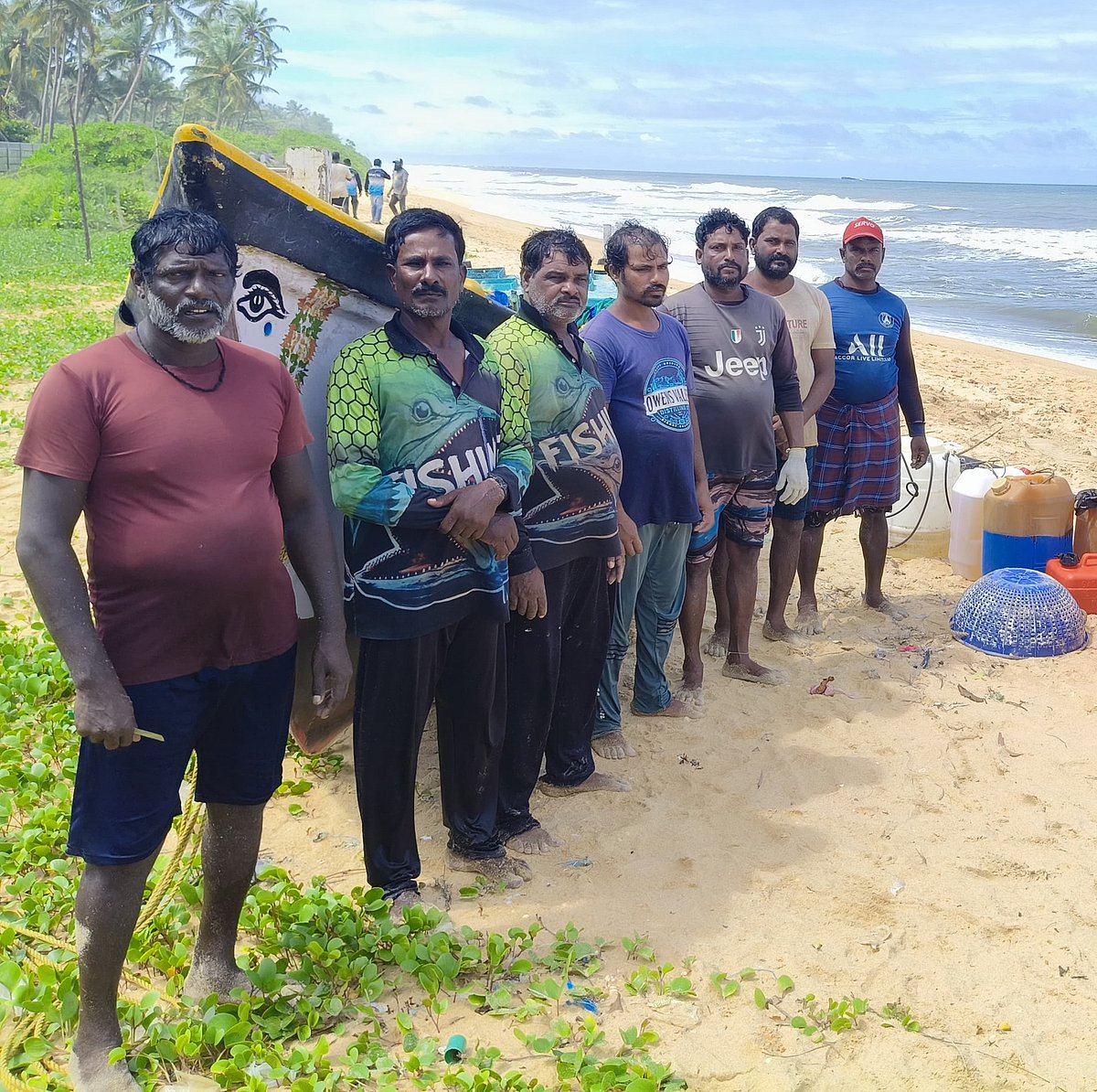 ಕಾಪು ಸಮುದ್ರ ತೀರದಲ್ಲಿ ಮಗುಚಿದ ದೋಣಿ: ಸ್ಥಳೀಯರಿಂದ ಮೀನುಗಾರರ ರಕ್ಷಣೆ