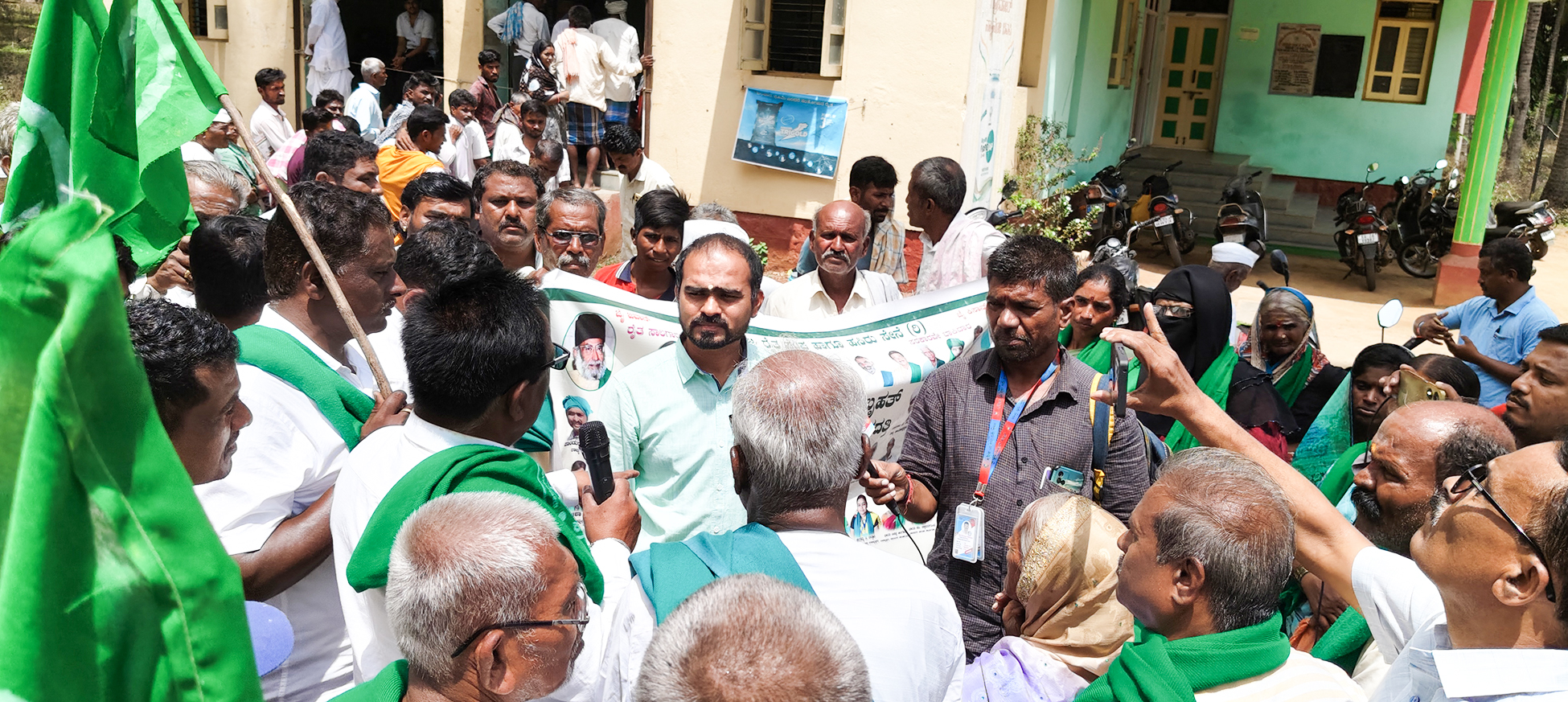 4ಸವದತ್ತಿ2ಬಿ: ಗೊಬ್ಬರ ಕೊರತೆ ಕಾರಣ ಕೃಷಿ ಎಡಿ ಪಾಟೀಲರನ್ನು ರೈತರು ತರಾಟೆಗೆ ತೆಗೆದುಕೊಂಡರು.