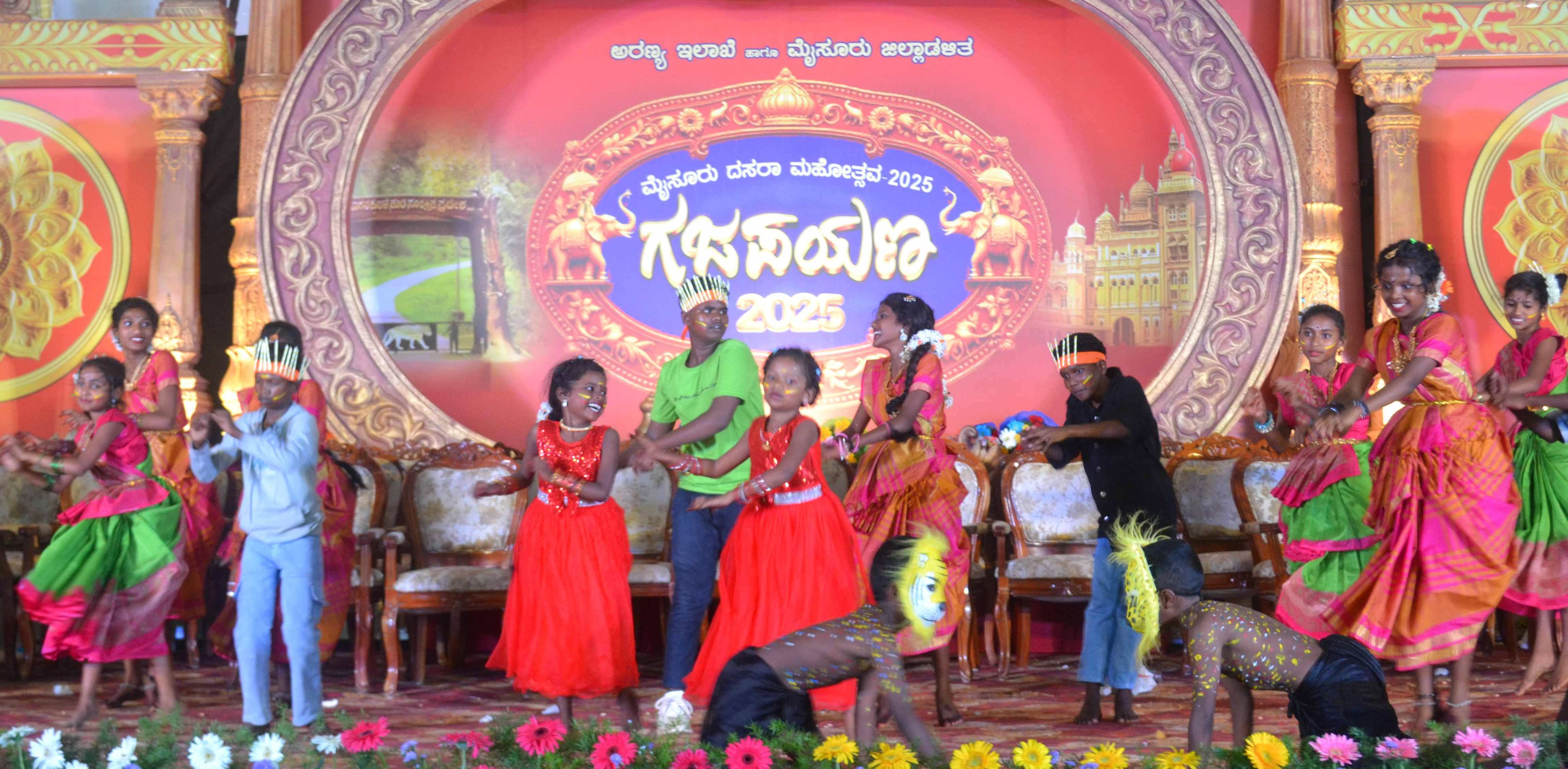 ಕೊಳವಿಗೆ ಆಶ್ರಮ ಶಾಲೆಯ ಗಿರಿಜನ ವಿದ್ಯಾರ್ಥಿಗಳ ನೃತ್ಯ