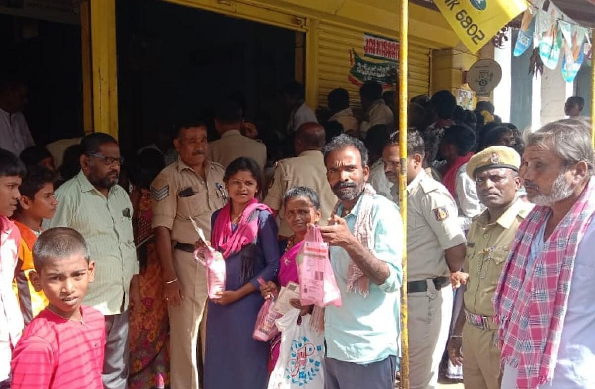 ನರಗುಂದ: ಯೂರಿಯಾ ಕೊಳ್ಳಲು ಮುಗಿಬಿದ್ದ ರೈತರು