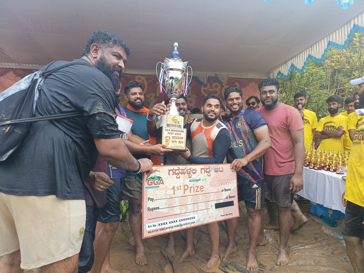 ಸುಂಟಿಕೊಪ್ಪ ಸಮೀಪದ ಗದ್ದೆಹಳ್ಳದ ವೈ.ಯಂ.ಕರುಂಬಯ್ಯ ಅವರ ಗದ್ದೆಯಲ್ಲಿ ನಡೆದ ಗದ್ದೆಹಳ್ಳಲಿ ಗದ್ದೆ ಆಟದಲ್ಲಿ ಪುರುಷರ ಹಗ್ಗಜಗ್ಗಾಟ ಸ್ಪರ್ಧೆಯಲ್ಲಿ ಕಾರ್ಗಿಲ್ ತಂಡ ಪ್ರಥಮ ಸ್ಥಾನ ಪಡೆದುಕೊಂಡಿತು.
