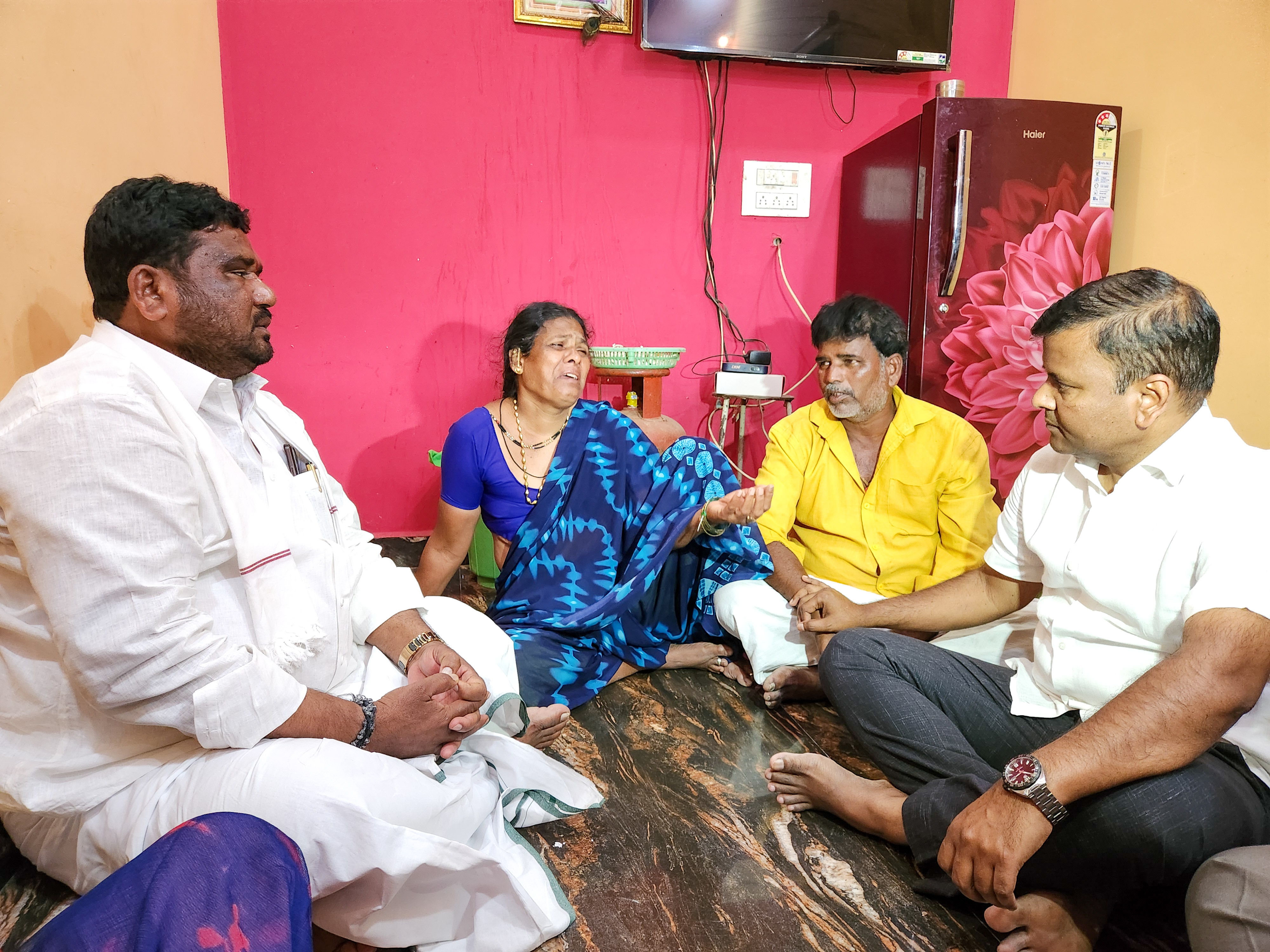 ಕೊಪ್ಪಳದ ಗವಿಸಿದ್ಧಪ್ಪ ಅವರ ಮನೆಗೆ ಬಿಜೆಪಿ ಜಿಲ್ಲಾಧ್ಯಕ್ಷ ಬಸವರಾಜ ದಢೇಸೂಗೂರು ಹಾಗೂ ರಾಜ್ಯ ಕಾರ್ಯಕಾರಿಣಿ ಸದಸ್ಯ ಡಾ. ಬಸವರಾಜ ಕ್ಯಾವಟರ್‌ ಭೇಟಿ ನೀಡಿದರು