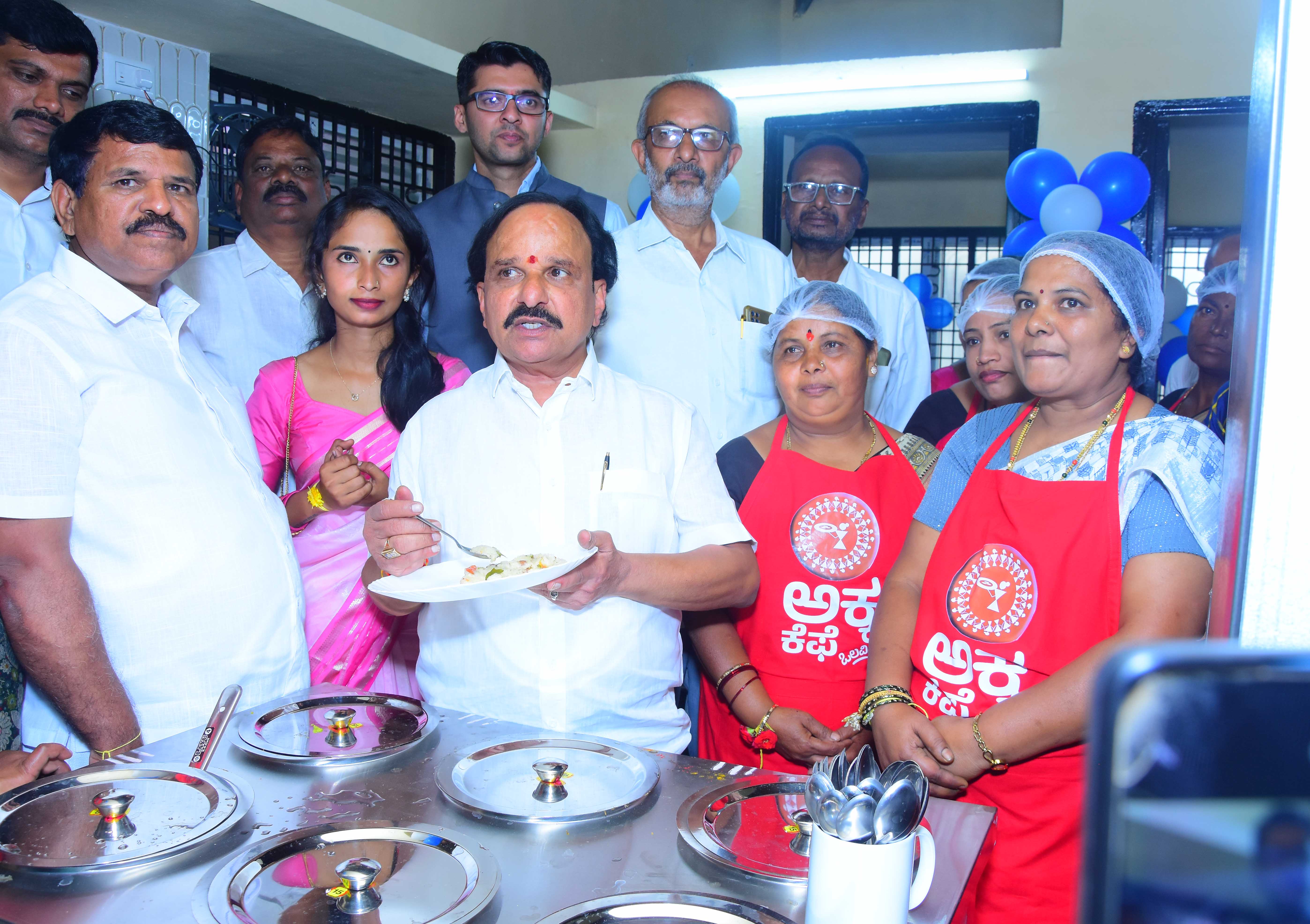 ಜಿ.ಪಂ ಆವರಣದಲ್ಲಿ ಅಕ್ಕ ಕೆಫೆ ಉದ್ಘಾಟಿಸಿದ ನಂತರ ಜಿಲ್ಲಾ ಉಸ್ತುವಾರಿ ಸಚಿವ ಡಿ.ಸುಧಾಕರ್‌ ಅವರು ಉಪ್ಪಿಟ್ಟು ಸವಿದರು