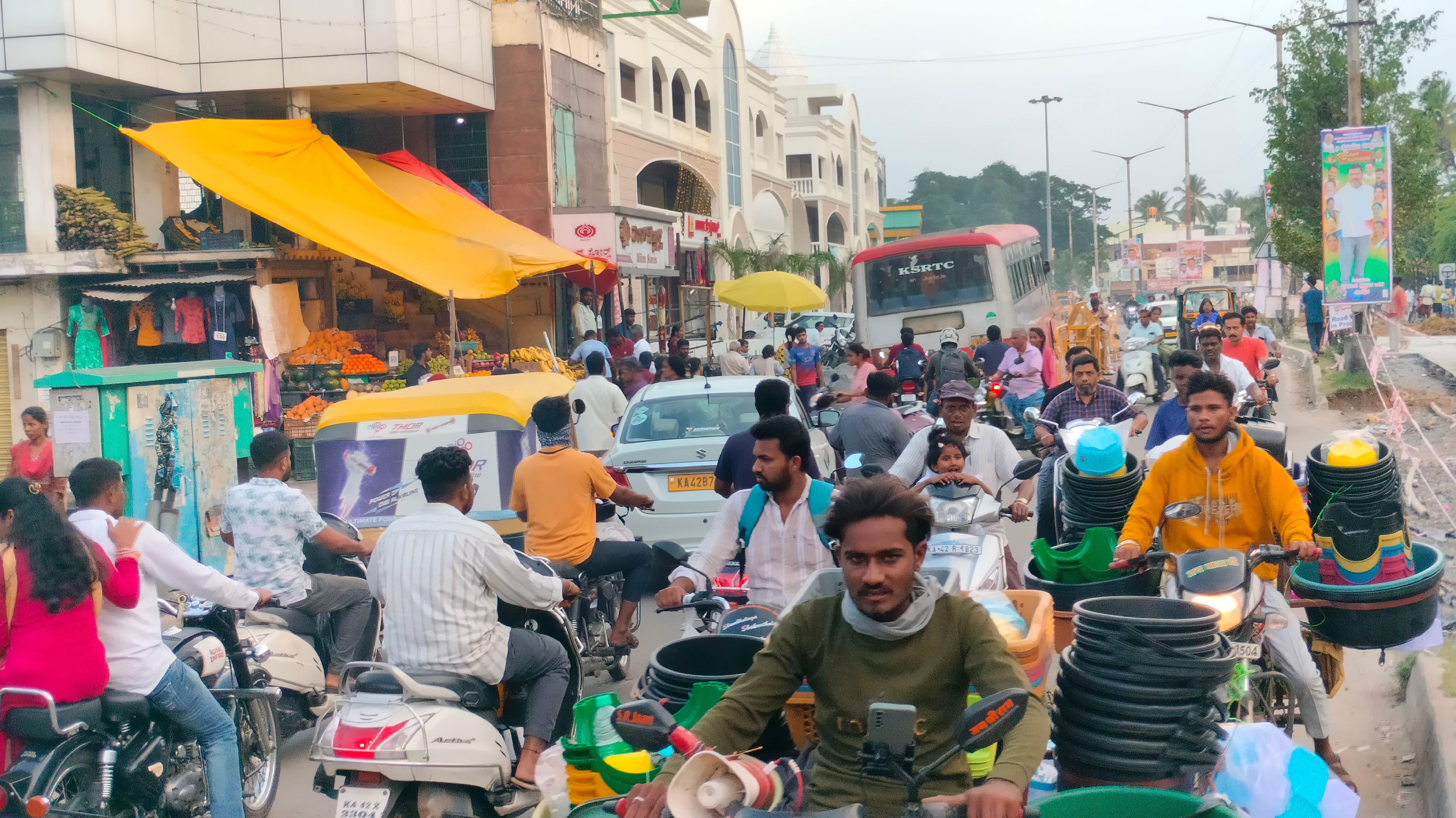 ದ್ವಿಮುಖ ಸಂಚಾರದಿಂದಾಗಿರುವ ವಾಹನ ದಟ್ಟಣೆ 
