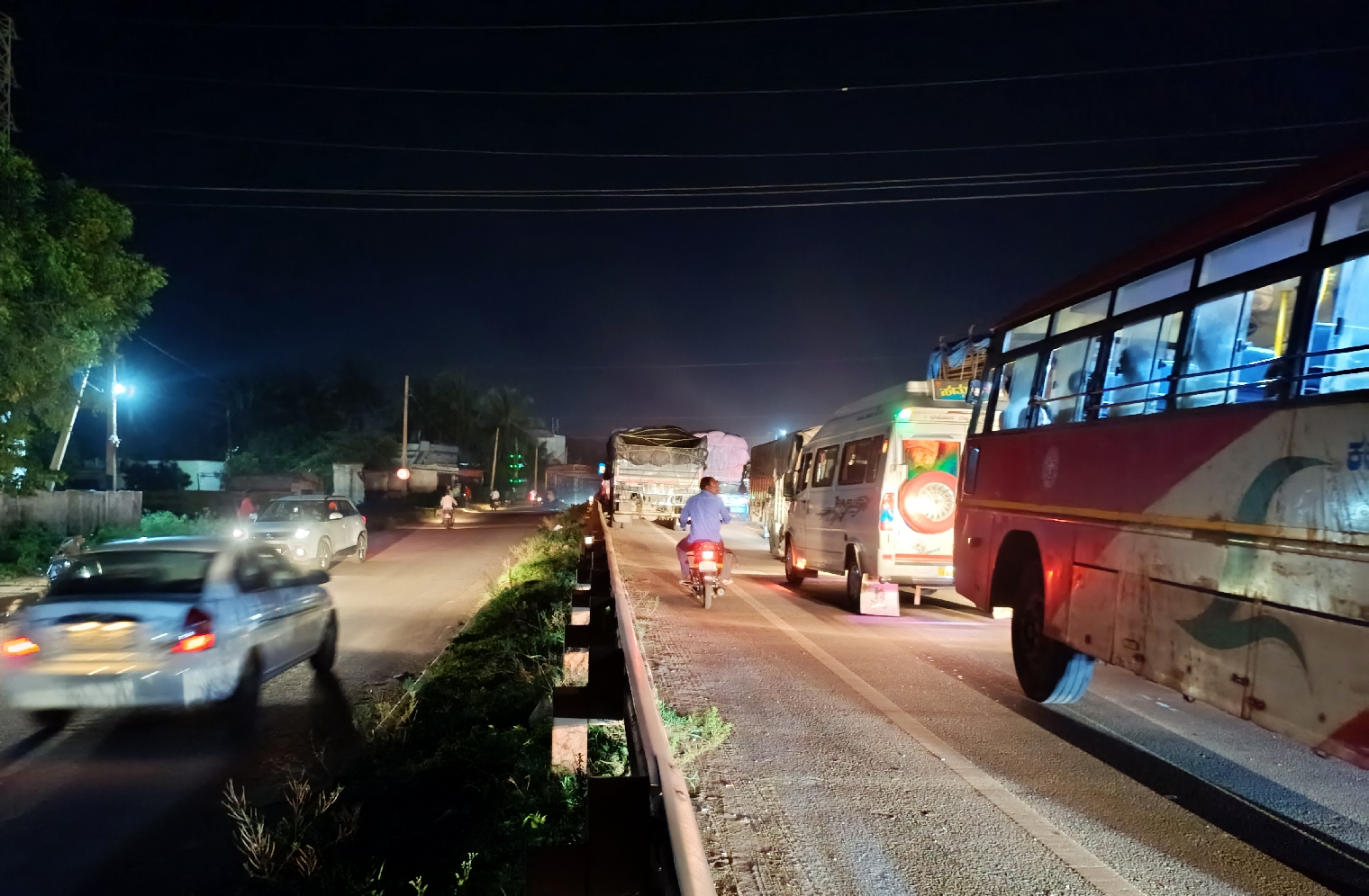 ಮುನಿರಾಬಾದ್ ಸಮೀಪ ಹೊಸ ಲಿಂಗಾಪುರ ಬಳಿ ಹೆದ್ದಾರಿ ಕಾಮಗಾರಿ ಕಾರಣ ಉಂಟಾದ ಸಂಚಾರದಟ್ಟಣೆಯಲ್ಲಿ ಸಿಲುಕಿರುವ ವಾಹನಗಳು