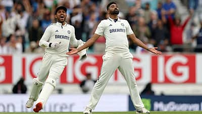 ಟೀಂ ಇಂಡಿಯಾ ಗೆಲುವಿಗೆ ಕಾರಣರಾದ ಮೊಹಮ್ಮದ್‌ ಸಿರಾಜ್‌, 9 ವಿಕೆಟ್‌ ಪಡೆಯುವ ಮೂಲಕ 'ಪಂದ್ಯಶ್ರೇಷ್ಠ' ಎನಿಸಿದರು.