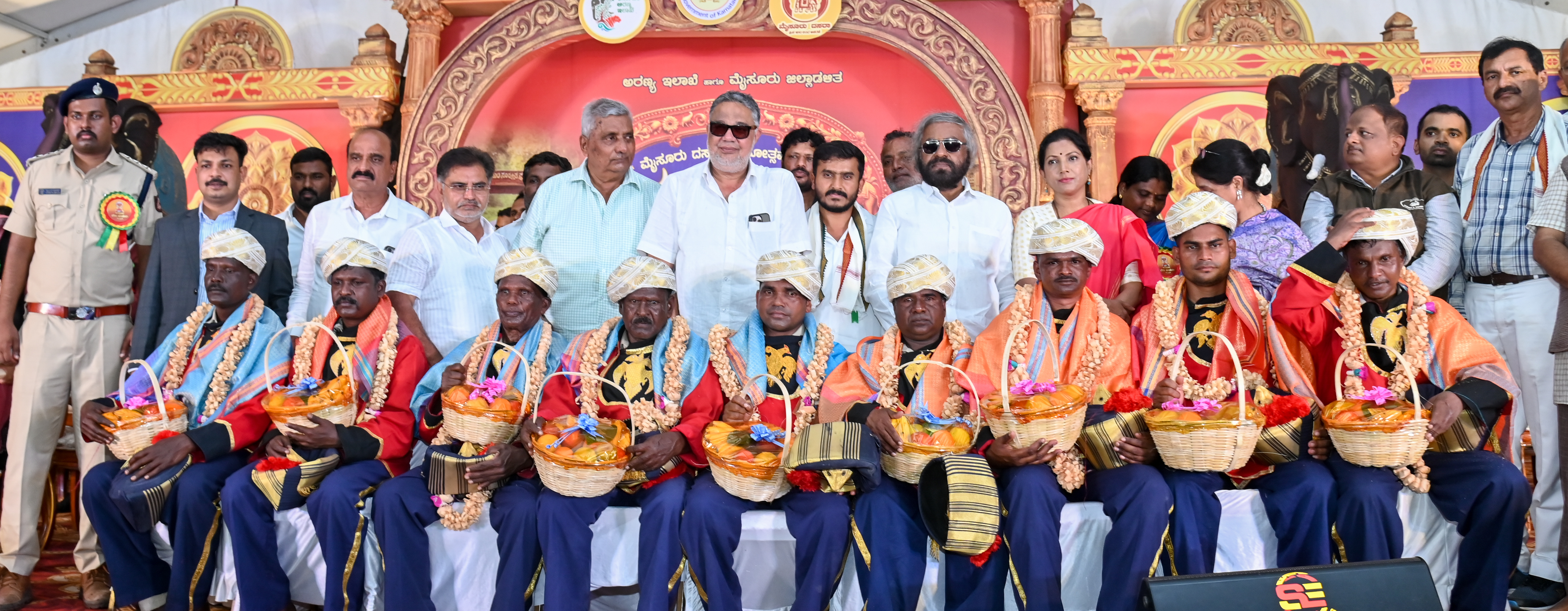 ಮಾವುತರಿಗೆ ಸಚಿವರಾದ ಈಶ್ವರ ಖಂಡ್ರೆ ಕೆ.ವೆಂಕಟೇಶ್‌ ಸನ್ಮಾನಿಸಿದರು. ಪ್ರಭುಗೌಡ ಅಯೂಬ್‌ಖಾನ್‌ ತನ್ವೀರ್ ಸೇಠ್‌ ಜಿ.ಡಿ.ಹರೀಶ್‌ಗೌಡ ಪುಷ್ಪಾ ಅಮರನಾಥ್ ಎಂ.ಲಕ್ಷ್ಮಣ ಪಾಲ್ಗೊಂಡಿದ್ದರು 