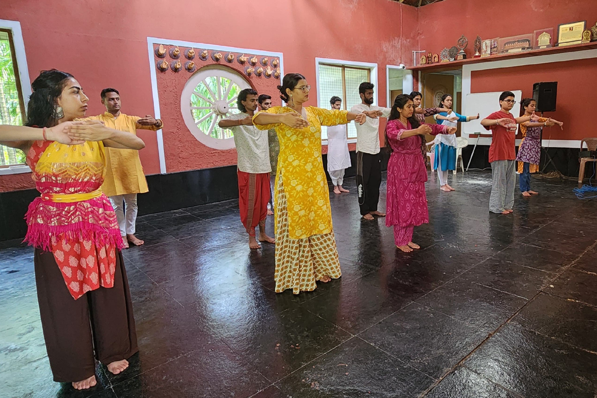 ಹೊನ್ನಾವರ ತಾಲ್ಲೂಕಿನ ಗುಣವಂತೆಯ ಯಕ್ಷಾಂಗಣದಲ್ಲಿ ಹಮ್ಮಿಕೊಂಡಿರುವ 21 ದಿನಗಳ ಯಕ್ಷಗಾನ ಪರಿಚಯಾತ್ಮಕ ಕಾರ್ಯಾಗಾರದಲ್ಲಿ ಮೊದಲ ದಿನ ದೇಶದ ವಿವಿಧ ಭಾಗಗಳಿಂದ ಬಂದಿರುವ ರಂಗ ಕಲಾವಿದರು ಆರಂಭಿಕ ತಾಲೀಮು ನಡೆಸಿದರು              