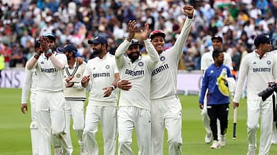 ಅಭಿಮಾನಿಗಳತ್ತ ಕೈ ಬೀಸಿದ ಭಾರತ ತಂಡದ ಆಟಗಾರರು