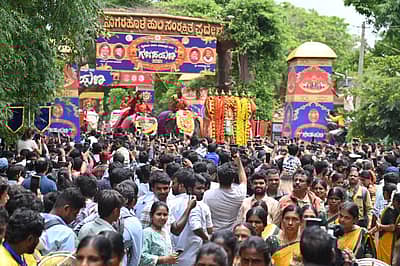 ಮೈಸೂರಿನ ನಾಗರಹೊಳೆ ಹುಲಿ ಸಂರಕ್ಷಿತ ಅರಣ್ಯ ವ್ಯಾಪ್ತಿಯ ವೀರನಹೊಸಹಳ್ಳಿಯಲ್ಲಿ  ಸೋಮವಾರ ನಾಡಹಬ್ಬ ದಸರೆಯಲ್ಲಿ ಪಾಲ್ಗೊಳ್ಳುವ ಕ್ಯಾಪ್ಟನ್ ಅಭಿಮನ್ಯು ನೇತೃತ್ವದ 9 ಆನೆಗಳ ‘ಗಜಪಯಣ’ ದಲ್ಲಿ ಅರಣ್ಯ ಸಚಿವ ಈಶ್ವರ್ ಕಂಡ್ರೆ ಅವರು ಪೂಜೆ ಸಲ್ಲಿಸಿದರು. ಸಚಿವ ಕೆ. ವೆಂಕಟೇಶ್, ಸಂಸದ ಸುನಿಲ್ ಬೋಸ್, ಡಿಸಿ ಲಕ್ಷ್ಮಿಕಾಂತ್ ರೆಡ್ಡಿ, ಮರಿಗೌಡ, ಪುಷ್ಪ ಅಮರನಾಥ್, ಶಾಸಕರಾದ ರವಿಶಂಕರ್, ಅನಿಲ್ ಚಿಕ್ಕಮಾದು, ಜಿ.ಡಿ. ಹರೀಶ್ ಗೌಡ, ಐಜಿಪಿ ಬೋರಲಿಂಗಯ್ಯ, ಎಸ್.ಪಿ ವಿಷ್ಣುವರ್ಧನ್ ಹಾಗೂ ಇತರರು ಭಾಗವಹಿಸಿದರು. ಪ್ರಜಾವಾಣಿ ಚಿತ್ರ/ ಅನೂಪ್ ರಾಘ.ಟಿ.