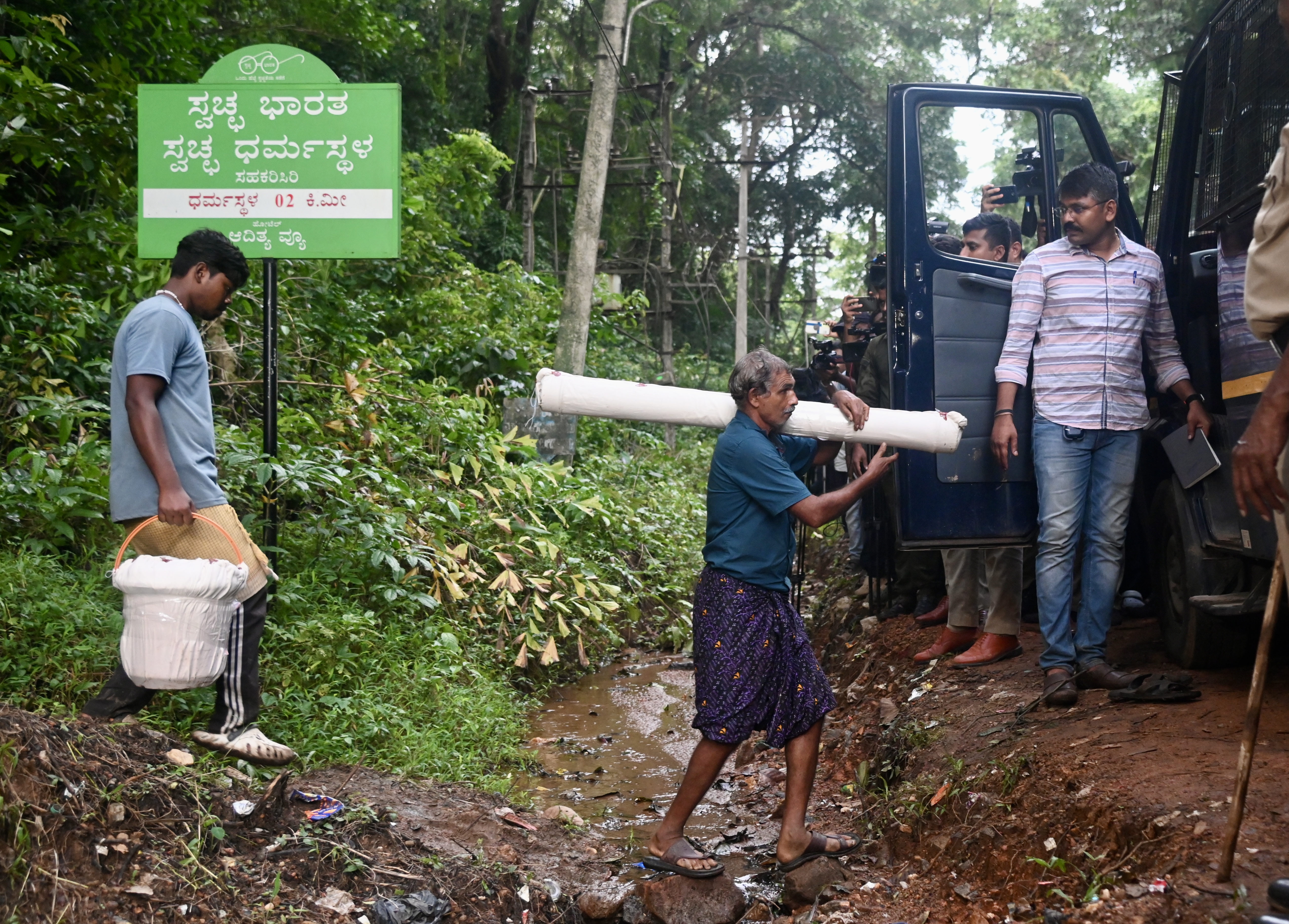 ಧರ್ಮಸ್ಥಳ ಗ್ರಾಮದ ನೇತ್ರಾವತಿ ಸ್ನಾನಘಟ್ಟದ ಬಳಿಯ ಕಾಡಿನಲ್ಲಿ ಸೋಮವಾರ ಸಿಕ್ಕ ಮೃತದೇಹಗಳ ಅವಶೇಷಗಳನ್ನು ಸಾಗಿಸಲಾಯಿತು ಪ್ರಜಾವಾಣಿ ಚಿತ್ರ: ಫಕ್ರುದ್ದೀನ್‌ ಎಚ್‌.