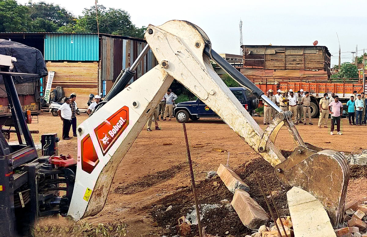 ಬಸವಕಲ್ಯಾಣ: ನಗರಸಭೆಯಿಂದ ಅಕ್ರಮ ಕಟ್ಟಡ ನೆಲಸಮ