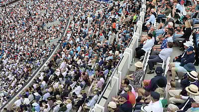 ಪಂದ್ಯ ವೀಕ್ಷಿಸಲು ಬಂದಿದ್ದ ಕ್ರೀಡಾಭಿಮಾನಿಗಳು