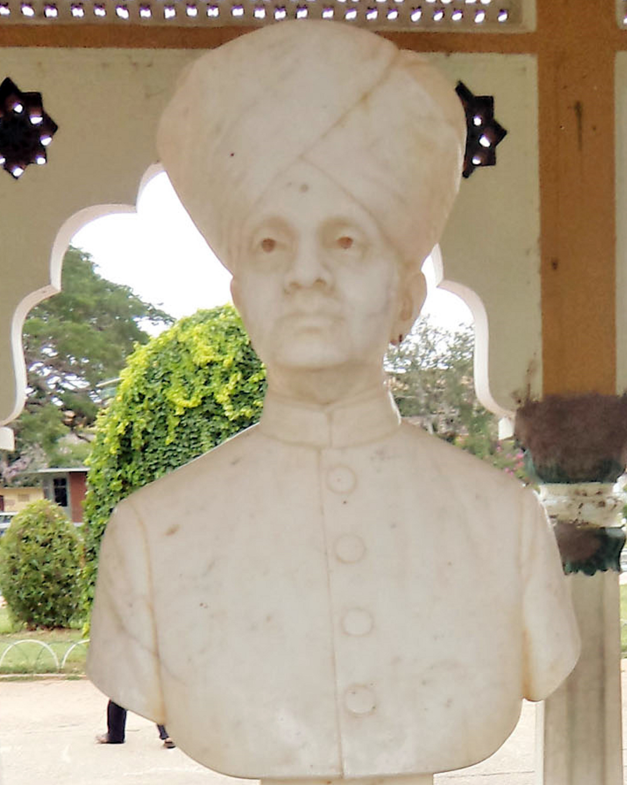 ಕೆಆರ್‌ಎಸ್‌ ಬೃಂದಾವನದ ದಕ್ಷಿಣದಲ್ಲಿ 1940ರ ನಂತರ ಸ್ಥಾಪಿಸಿರುವ ನಾಲ್ವಡಿ ಕೃಷ್ಣರಾಜ ಒಡೆಯರ್‌ ಅವರ ಪುತ್ಥಳಿ
