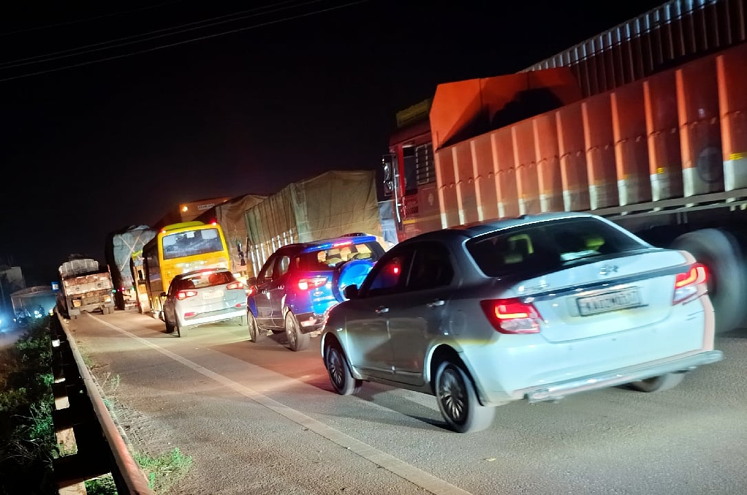 ಮುನಿರಾಬಾದ್: ಹೆದ್ದಾರಿಯಲ್ಲಿ ಸಂಚಾರದಟ್ಟಣೆ  