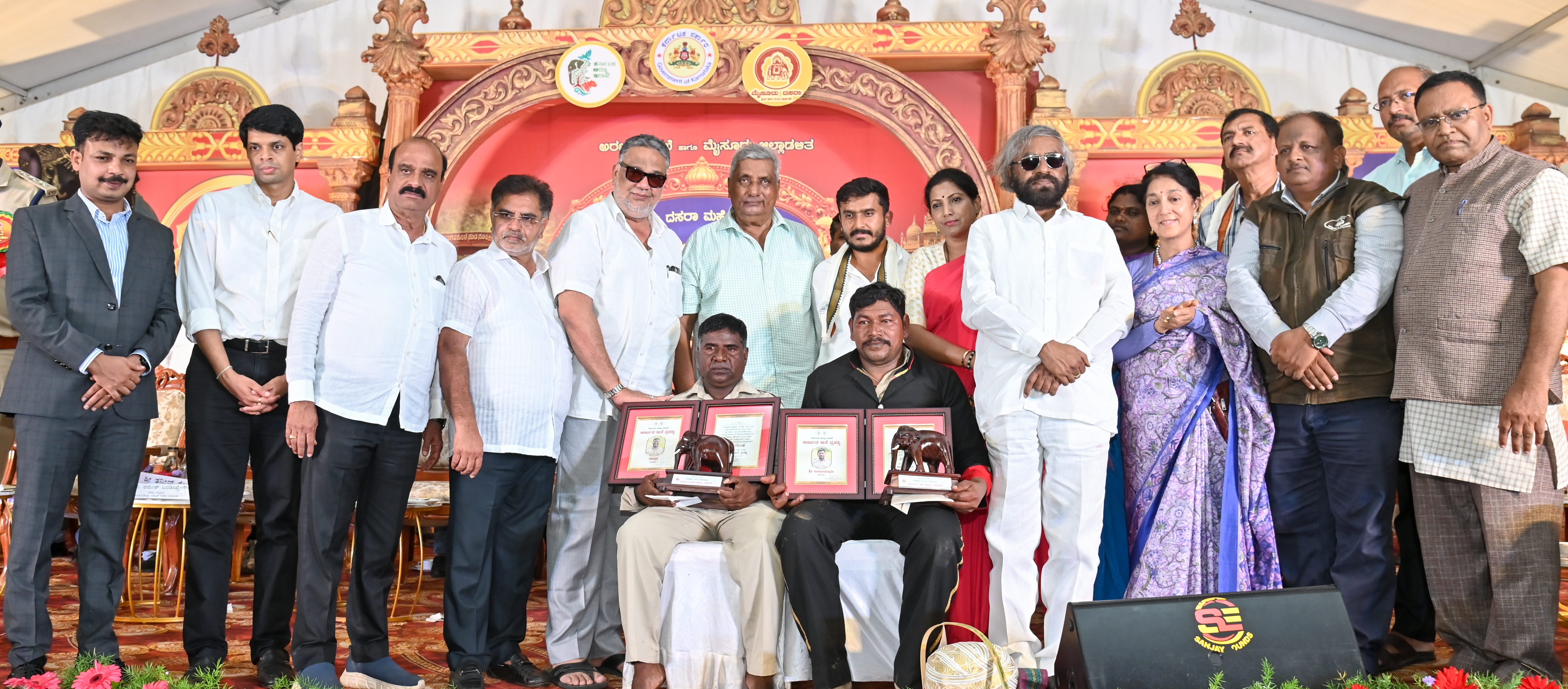 ‘ಭೀಮ’ ಆನೆಯ ಮಾವುತ ಗುಂಡಣ್ಣ ಕಾವಾಡಿ ನಂಜುಂಡಸ್ವಾಮಿ ಅವರಿಗೆ ಆನೆ ಸೆರೆ ಕಾರ್ಯಾಚರಣೆಯಲ್ಲಿ ಮೃತಪಟ್ಟ ‘ಅರ್ಜುನ’ ಆನೆಯ ನೆನಪಿನಲ್ಲಿ ‘ಅರ್ಜುನ ಆನೆ ಪ್ರಶಸ್ತಿ’ ಹಾಗೂ ತಲಾ ₹ 10 ಸಾವಿರ ನಗದನ್ನು ಅರಣ್ಯ ಸಚಿವ ಈಶ್ವರ ಖಂಡ್ರೆ ಪ್ರದಾನ ಮಾಡಿದರು. ಪ್ರಭುಗೌಡ ಲಕ್ಷ್ಮಿಕಾಂತರೆಡ್ಡಿ ಅಯೂಬ್ ಖಾನ್ ತನ್ವೀರ್ ಸೇಠ್‌ ಕೆ.ವೆಂಕಟೇಶ್‌ ಜಿ.ಡಿ.ಹರೀಶ್‌ಗೌಡ ಪುಷ್ಪಾ ಅಮರನಾಥ್ ಪಾಲ್ಗೊಂಡಿದ್ದರು– ಪ್ರಜಾವಾಣಿ ಚಿತ್ರ 
