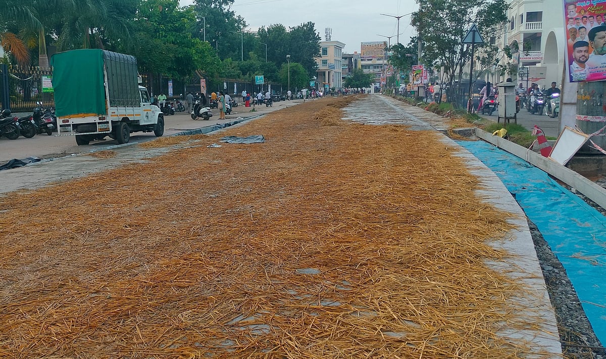 ಕನಕಪುರ | ರಸ್ತೆ ಕಾಮಗಾರಿ: ವಾಹನ ದಟ್ಟಣೆಯಿಂದ ಜನ ಹೈರಾಣ