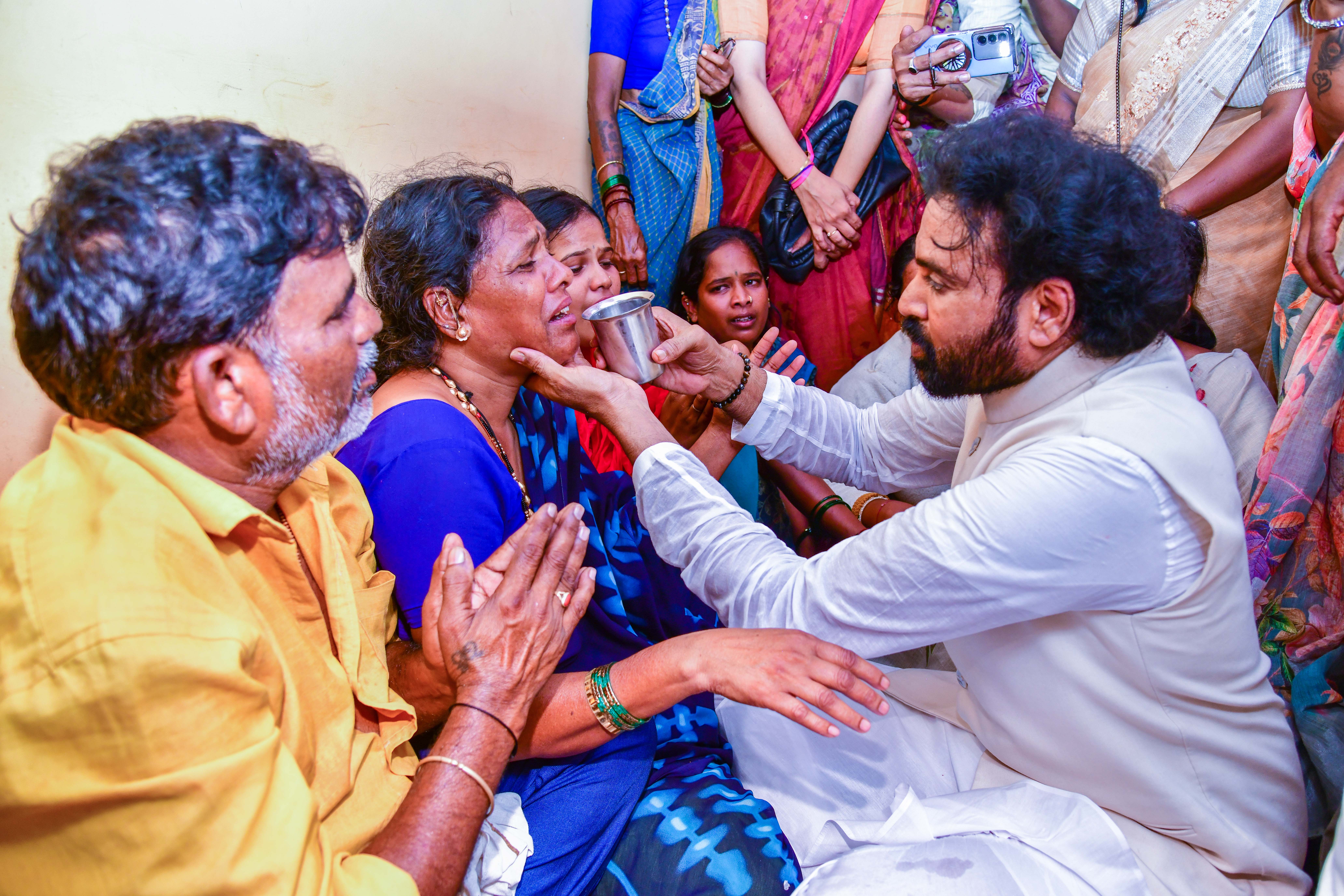 ಕೊಪ್ಪಳದಲ್ಲಿ ಮಂಗಳವಾರ ಮಾಜಿ ಸಚಿವ ಬಿ. ಶ್ರೀರಾಮುಲು ಮೃತ ಗವಿಸಿದ್ದಪ್ಪ ನಾಯಕ ಅವರ ತಾಯಿಗೆ ನೀರು ಕುಡಿಸಿ ಸಂತೈಸಿದರು