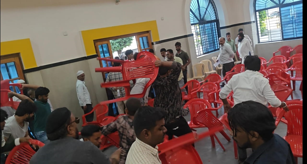 ಕಲಬುರಗಿಯ ಕಾಂಗ್ರೆಸ್‌ ಪಕ್ಷದ ಕಾರ್ಯ‌ಕ್ರಮದಲ್ಲಿ ಕೆಲ ಯುವಕರು ಕುರ್ಚಿಗಳನ್ನು ಎತ್ತಿ ಹಾಕಿದರು