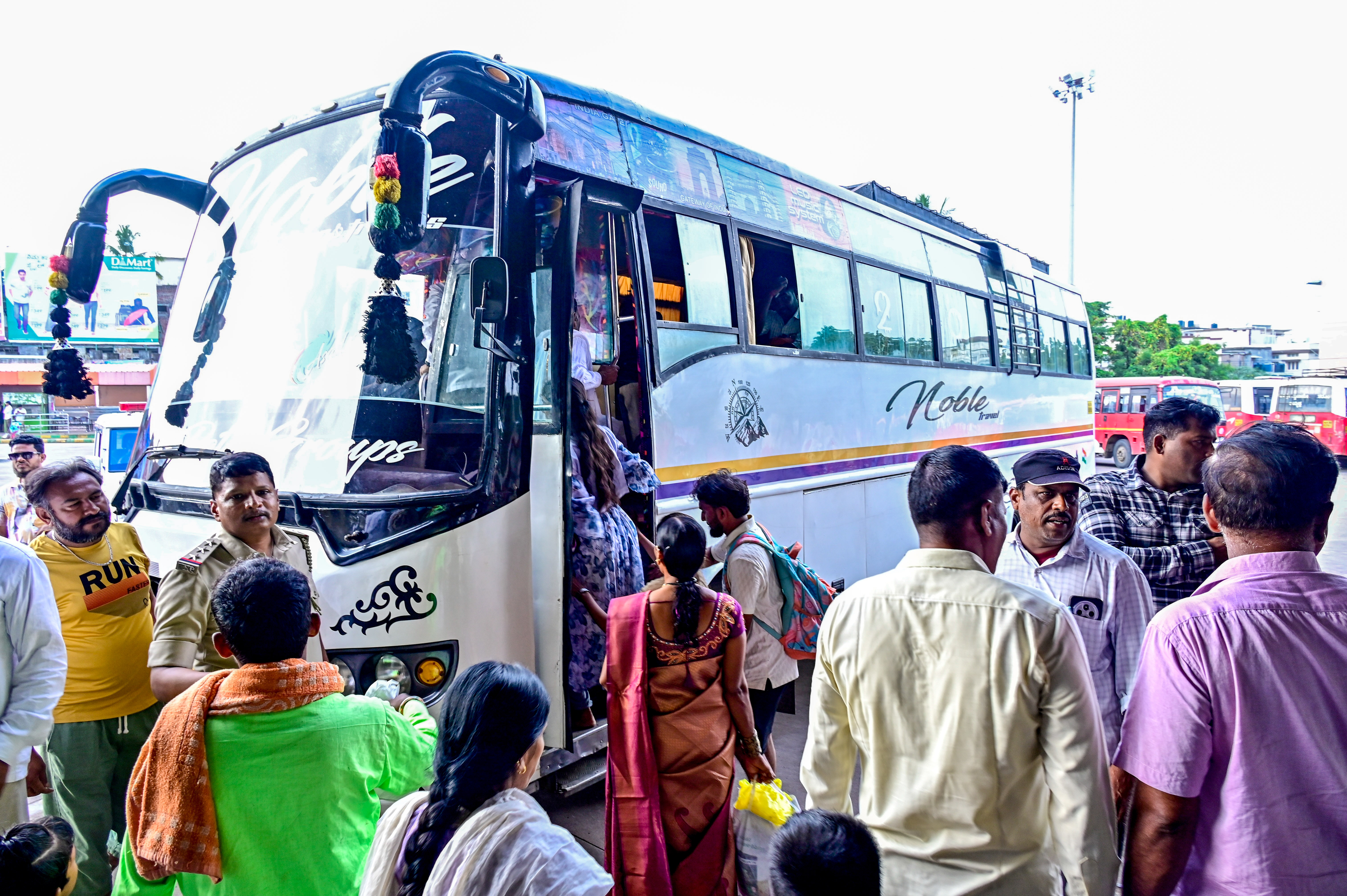 ಕೆಕೆಆರ್‌ಟಿಸಿ ಬಸ್‌ ಸೇವೆಯಲ್ಲಿ ವ್ಯತ್ಯಯವಾದ್ದರಿಂದ ಕಲಬುರಗಿಯ ಕೇಂದ್ರ ಬಸ್‌ ನಿಲ್ದಾಣಕ್ಕೆ ಬಂದ ಖಾಸಗಿ ಬಸ್‌ ಹತ್ತಿದ ಪ್ರಯಾಣಿಕರು  –ಪ್ರಜಾವಾಣಿ ಚಿತ್ರ
