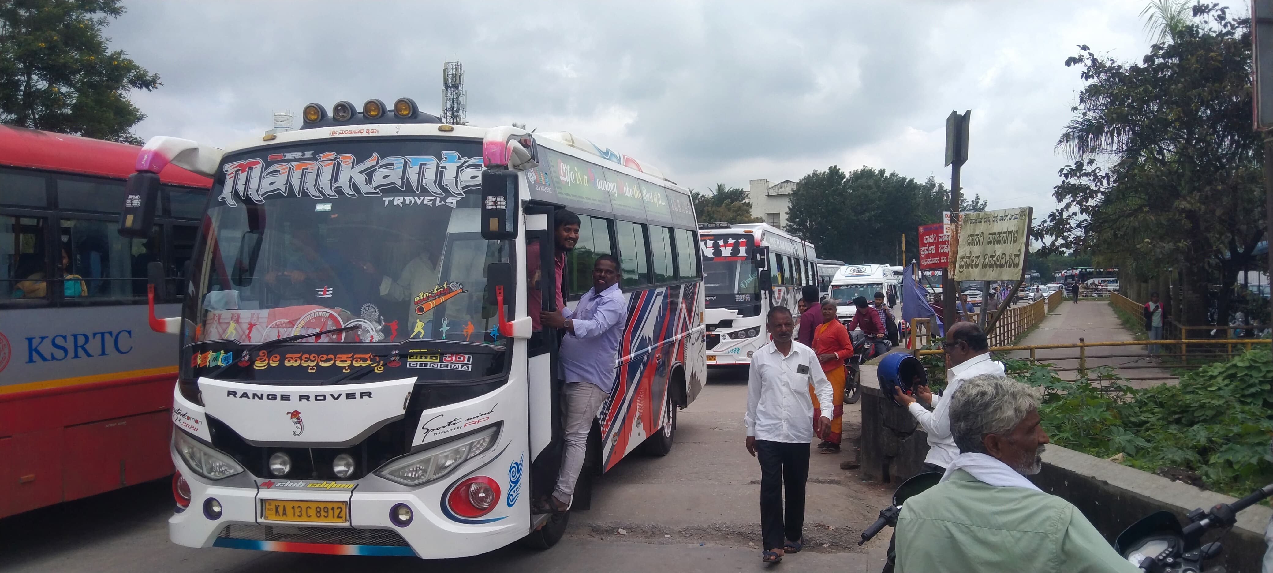ಹಾಸನದ ಕೇಂದ್ರ ಬಸ್ ನಿಲ್ದಾಣದಿಂದ ಸಂಚರಿಸಿದ ಖಾಸಗಿ ವಾಹನಗಳು.