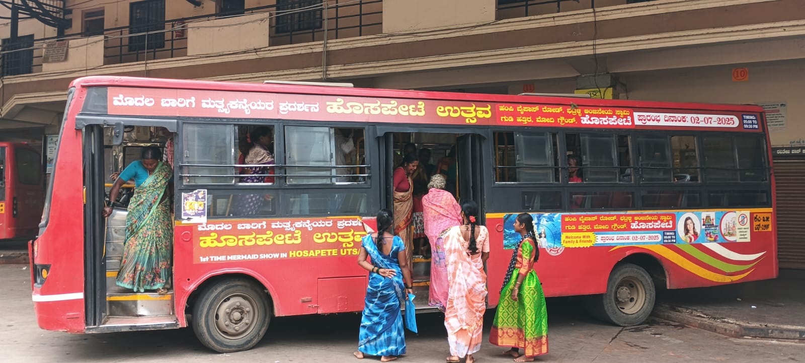 ಹೊಸಪೇಟೆ ಬಸ್‌ ನಿಲ್ದಾಣದಲ್ಲಿ ಮಂಗಳವಾರ ಮುಷ್ಕರದ ಬಿಸಿ ತಟ್ಟದ ಕಾರಣ ಆರಾಮವಾಗಿ ಬಸ್ ಹತ್ತಿದ ಮಹಿಳೆಯರು  –ಪ್ರಜಾವಾಣಿ ಚಿತ್ರ