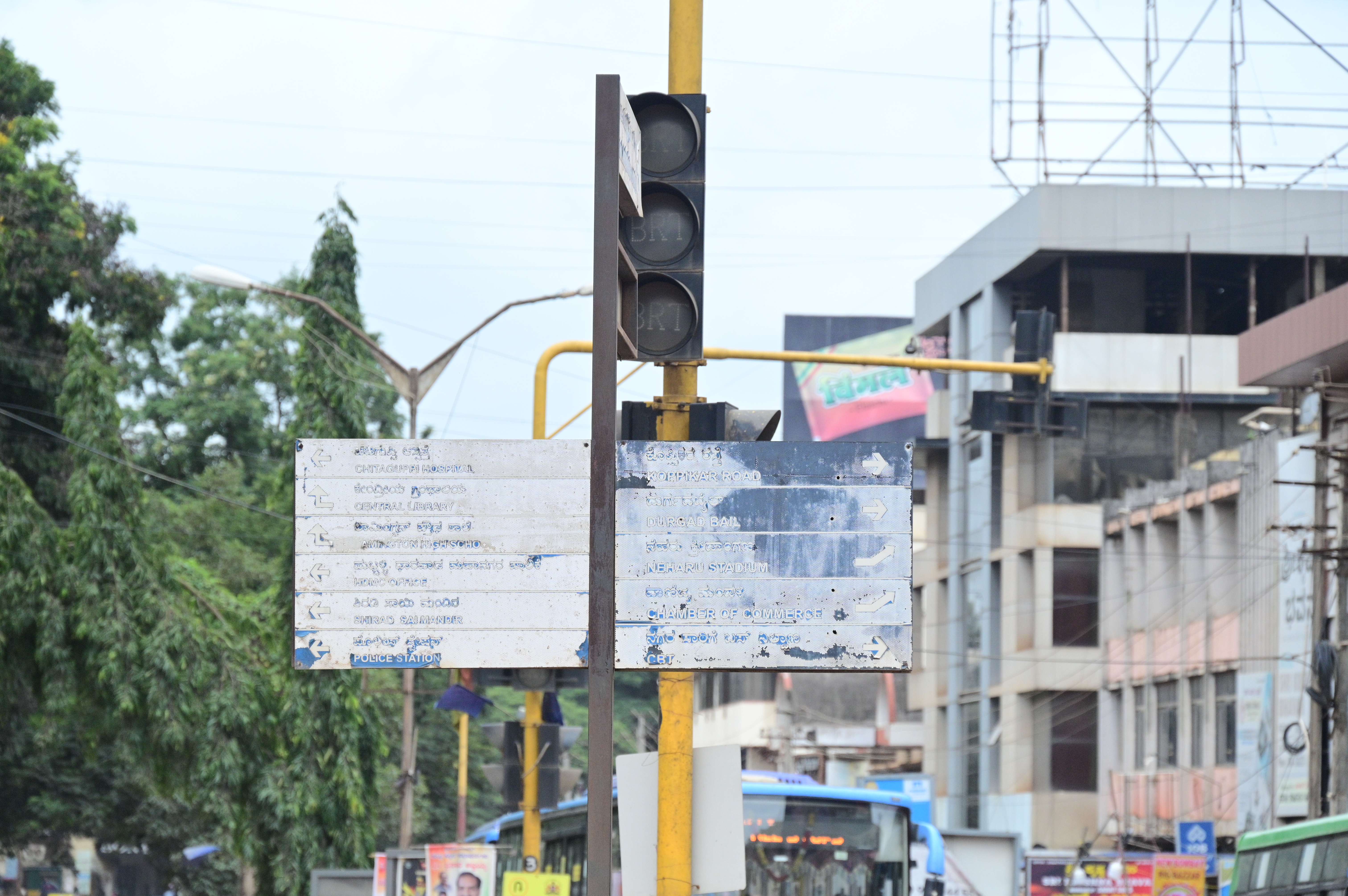 ಹುಬ್ಬಳ್ಳಿಯ ಹೊಸೂರು ಬಳಿಯ ಬಿಆರ್‌ಟಿಎಸ್‌ ಕಾರಿಡಾರ್‌ನಲ್ಲಿ ಅಳವಡಿಸಿರುವ ಮಾರ್ಗಸೂಚಿ ಫಲಕದಲ್ಲಿಯ ಹೆಸರು ಮಾಸಿ ಹೋಗಿದೆ