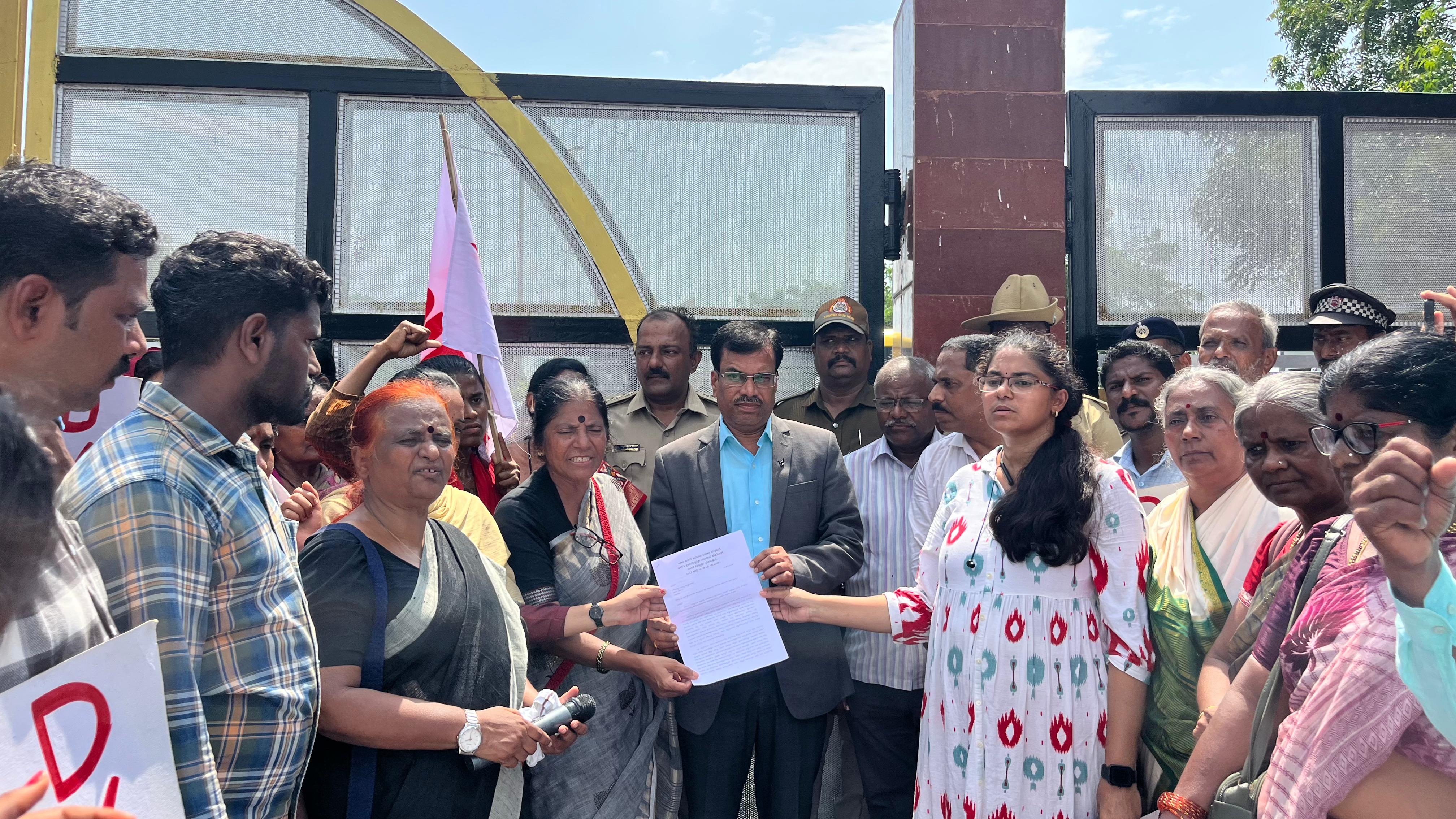 ಪ್ರತಿಭಟನಕಾರರು ಕುಲಸಚಿವ ಆರ್‌.ಆರ್‌.ಬಿರಾದಾರ ಅವರಿಗೆ ಮನವಿ ಪತ್ರ ಸಲ್ಲಿಸಿದರು 