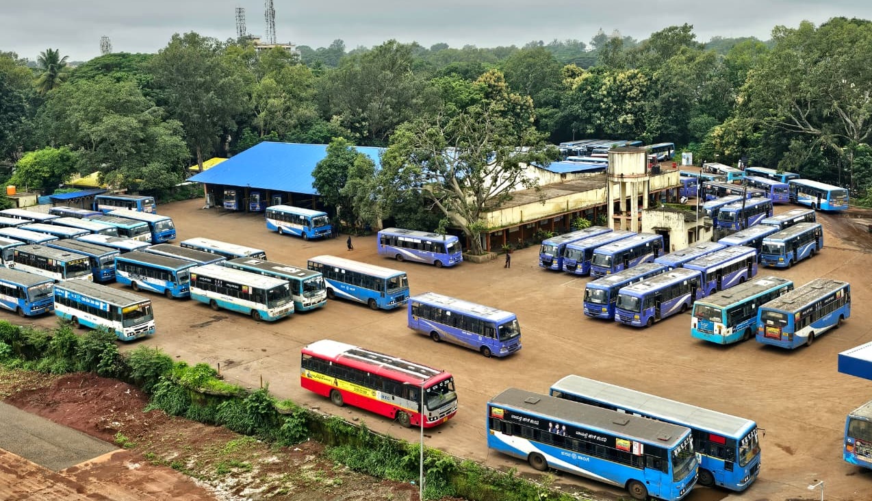 ಸಾರಿಗೆ ಸಂಸ್ಥೆ ನೌಕರರ ಮುಷ್ಕರದ ಕಾರಣ ಮಂಗಳವಾರ ಬೆಳಿಗ್ಗೆ ಹಲವು ಬಸ್‌ಗಳು ಬೆಳಗಾವಿಯ ಘಟಕದಲ್ಲೇ ನಿಂತವು  ಪ್ರಜಾವಾಣಿ ಚಿತ್ರ