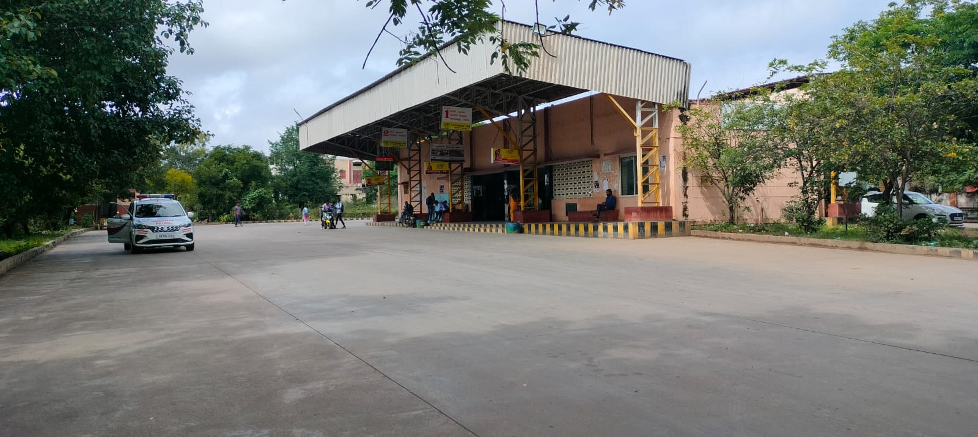 ಬೀರೂರು ಬಸ್ ನಿಲ್ದಾಣ ಪ್ರಯಾಣಿಕರು ಮತ್ತು ಬಸ್‌ಗಳಿಲ್ಲದೆ ಬಿಕೊ ಎನ್ನುತ್ತಿರುವುದು