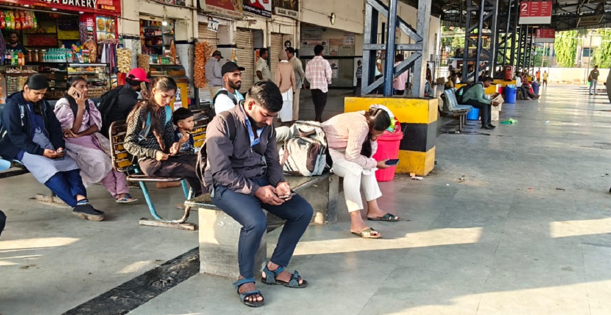 ಕೋಲಾರ ಬಸ್‌ ನಿಲ್ದಾಣದಲ್ಲಿ ಮಂಗಳವಾರ ಬಸ್ಸಿಗೆ ಕಾಯುತ್ತಿದ್ದ ವಿದ್ಯಾರ್ಥಿಗಳು