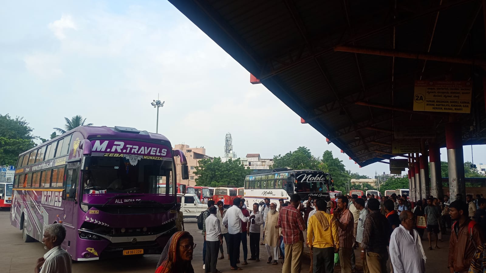 ಕಲಬುರಗಿ ಬಸ್ ನಿಲ್ದಾಣದಲ್ಲಿ‌ ಖಾಸಗಿ ಬಸ್‌ಗಳನ್ನು ಕರೆಯಿಸಿ ಪ್ರಯಾಣಿಕರಿಗೆ ಅನುಕೂಲ ‌ಮಾಡಿ‌ ಕೊಡಲಾಯಿತು