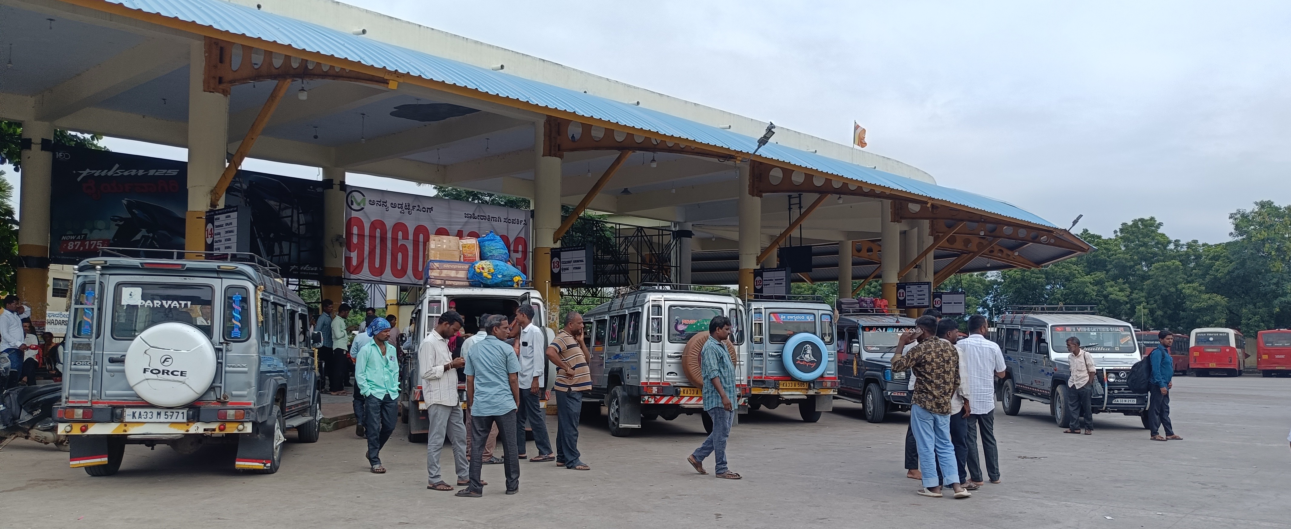 ಯಾದಗಿರಿ ಹೊಸ ಬಸ್ ನಿಲ್ದಾಣದಲ್ಲಿ ನಿಂತ ಕ್ರೂಸರ್‌ಗಳು   
