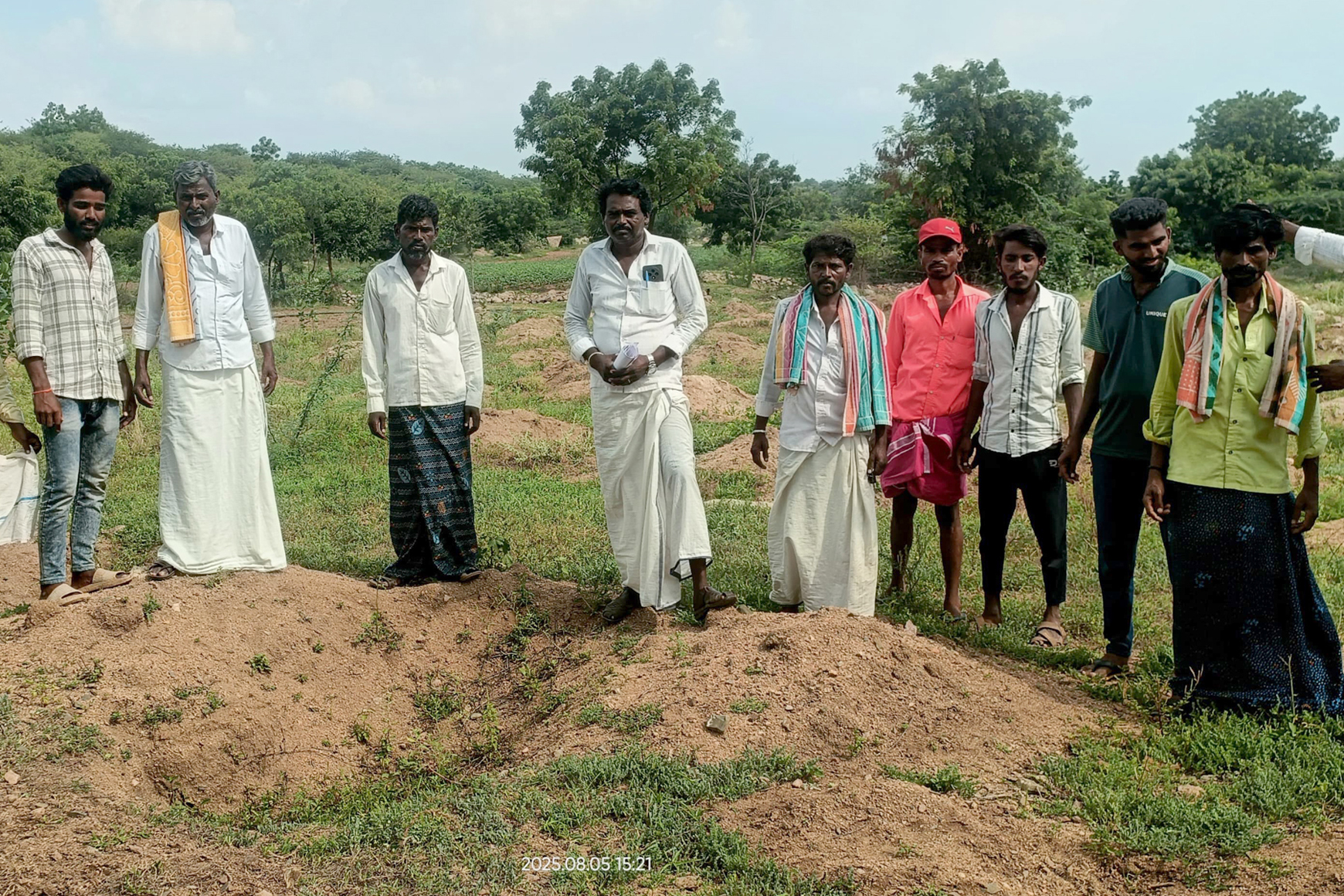 ಕವಿತಾಳ ಸಮೀಪದ ಕಾಚಾಪುರದ ಜಮೀನುಗಳಲ್ಲಿ ಅರಣ್ಯ ಇಲಾಖೆ ಅಧಿಕಾರಿಗಳು ಗುಂಡಿ ತೋಡಿರುವುದನ್ನು ರೈತರು ಖಂಡಿಸಿದರು