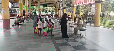 ಯಾದಗಿರಿಯಲ್ಲಿ ಬಸ್‌ಗಾಗಿ ಕಾಯುತ್ತಿರುವ ಪ್ರಯಾಣಿಕರು