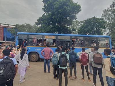ಹುಬ್ಬಳ್ಳಿಯಲ್ಲಿ ಬಸ್‌ ಇಲ್ಲದೆ ಪರದಾಡಿದ ಪ್ರಯಾಣಿಕರು 
