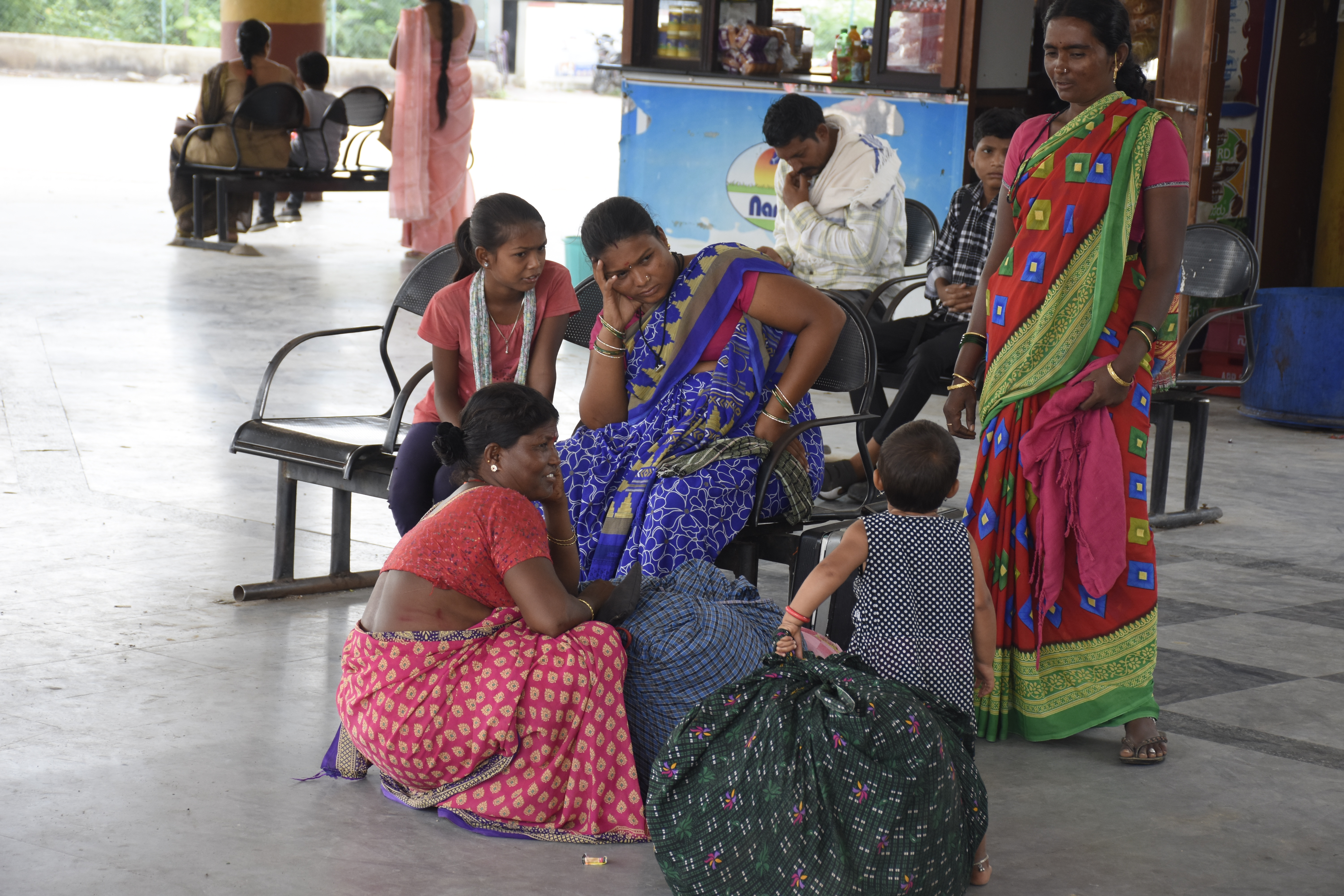 ಯಾದಗಿರಿಯ ಹೊಸ ಬಸ್ ನಿಲ್ದಾಣದಲ್ಲಿ ಮಂಗಳವಾರ ಬಸ್‌ಗಾಗಿ ಕಾದು ಕುಳಿತಿದ್ದ ಮಹಿಳೆಯರು