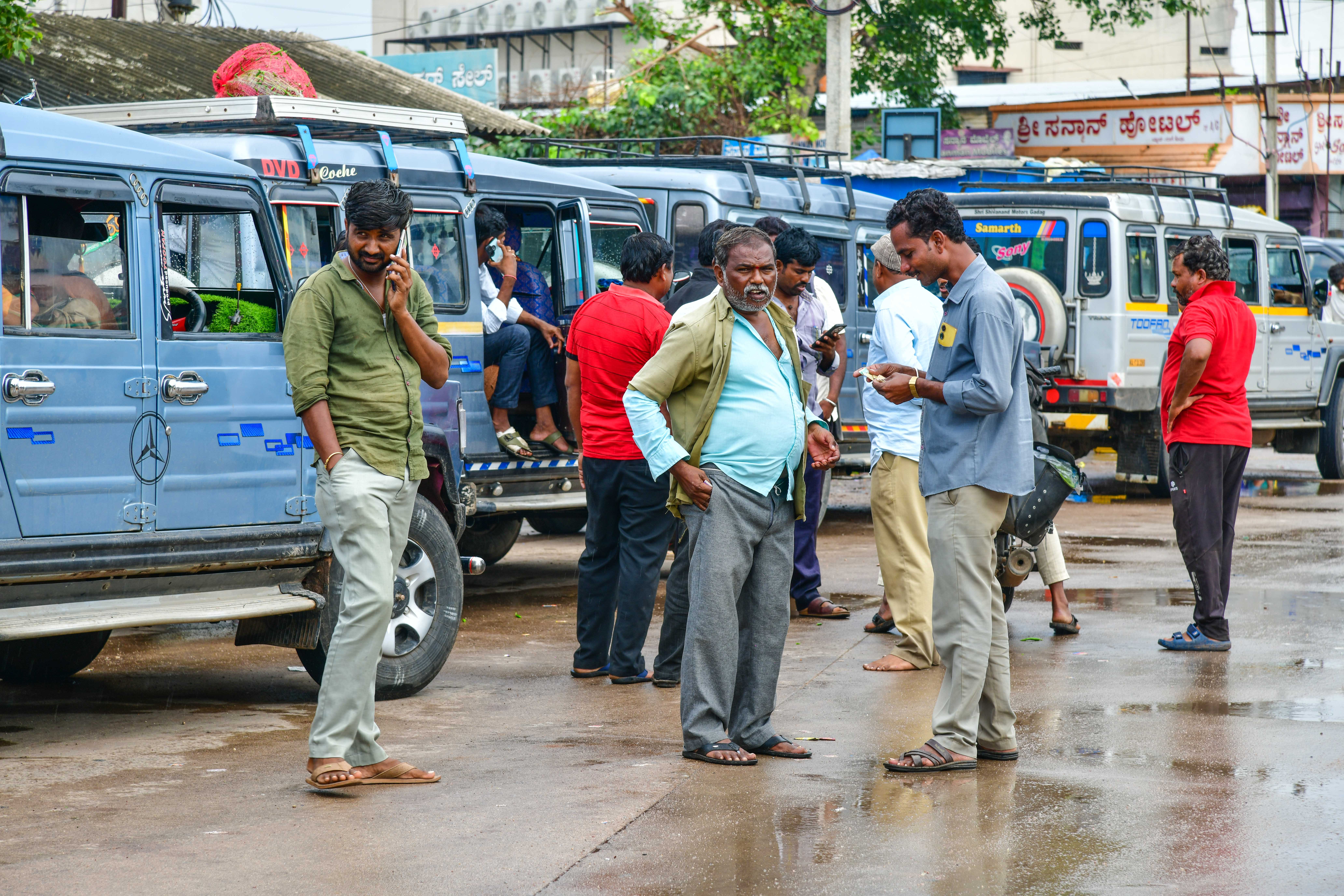 ಕೊಪ್ಪಳದ ಕೇಂದ್ರೀಯ ಬಸ್‌ ನಿಲ್ದಾಣದಲ್ಲಿ ಖಾಸಗಿ ವಾಹನಗಳ ಪ್ರಯಾಣಿಕರಿಗೆ ನರವಾದವು