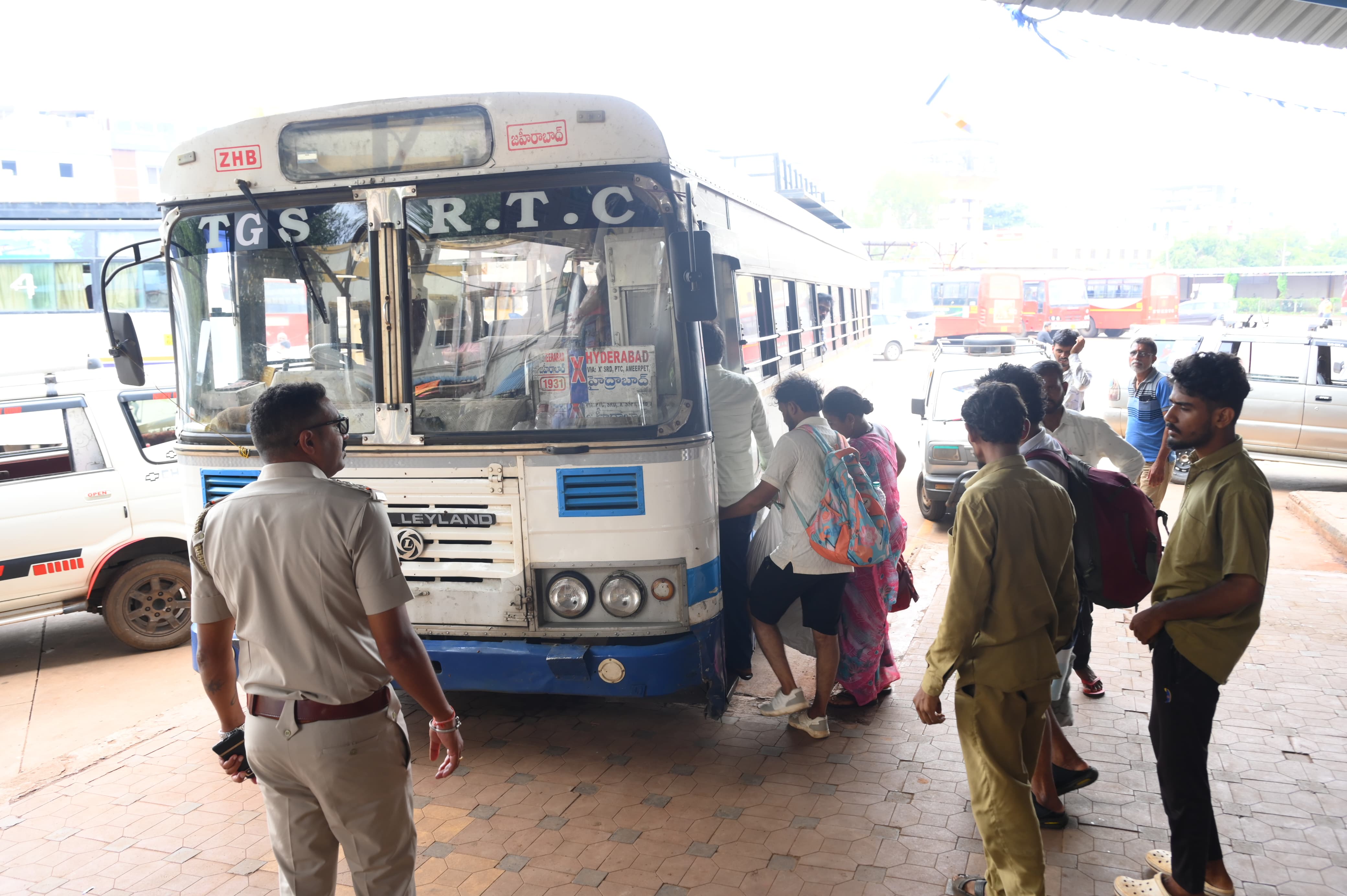 ತೆಲಂಗಾಣದ ಬಸ್ಸಿನಲ್ಲಿ ಪ್ರಯಾಣ ಬೆಳೆಸಿದ ಜನ