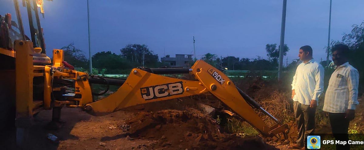 ಸರ್ಕಾರಿ ಭೂಮಿಯಲ್ಲಿ ಅಕ್ರಮವಾಗಿ ರಸ್ತೆ ನಿರ್ಮಾಣ: ಕ್ರಮಕ್ಕೆ ಮುಂದಾದ ಕಂದಾಯ ಇಲಾಖೆ