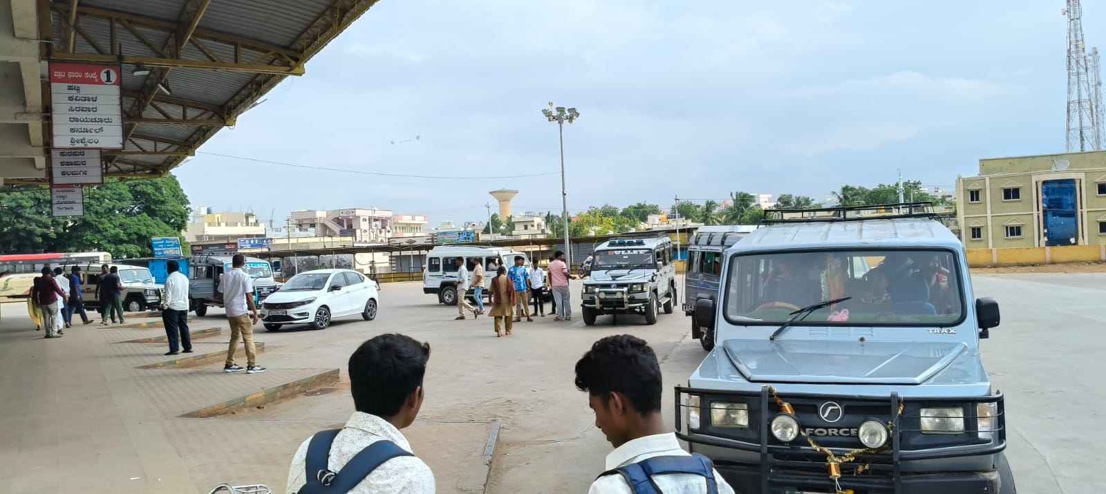 ಲಿಂಗಸುಗೂರಿನಲ್ಲಿ ಬಸ್ ಸಂಚಾರ ಸಂಪೂರ್ಣ ಸ್ಥಗಿತಗೊಂಡಿದ್ದರಿಂದ ಖಾಸಗಿ ವಾಹನಗಳು ಬಸ್ ನಿಲ್ದಾಣಕ್ಕೆ ಬಂದು ಪ್ರಯಾಣಿಕರನ್ನು ಒಯ್ದವು