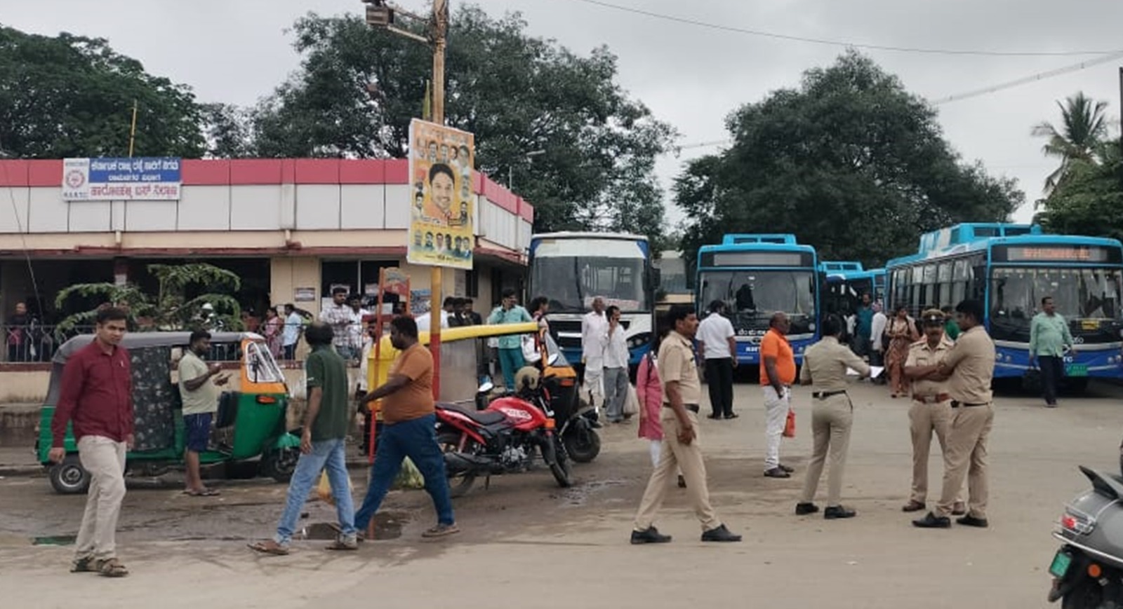 ಮುಷ್ಕರದ ಹಿನ್ನೆಲೆಯಲ್ಲಿ ಕಾರ್ಯಾಚರಣೆ ಸ್ಥಗಿತಗೊಳಿಸಿ ಹಾ‌ರೋಹಳ್ಳಿ ಬಸ್ ನಿಲ್ದಾಣದಲ್ಲಿ ನಿಂತಿದ್ದ ಬಿಎಂಟಿಸಿ ಬಸ್‌ಗಳು. ಅಹಿತರ ಘಟನೆ ನಡೆಯದಂತೆ ನಿಲ್ದಾಣದ ಮುಂದೆ ಬೀಡುಬಿಟ್ಟಿದ್ದ ಪೊಲೀಸರು